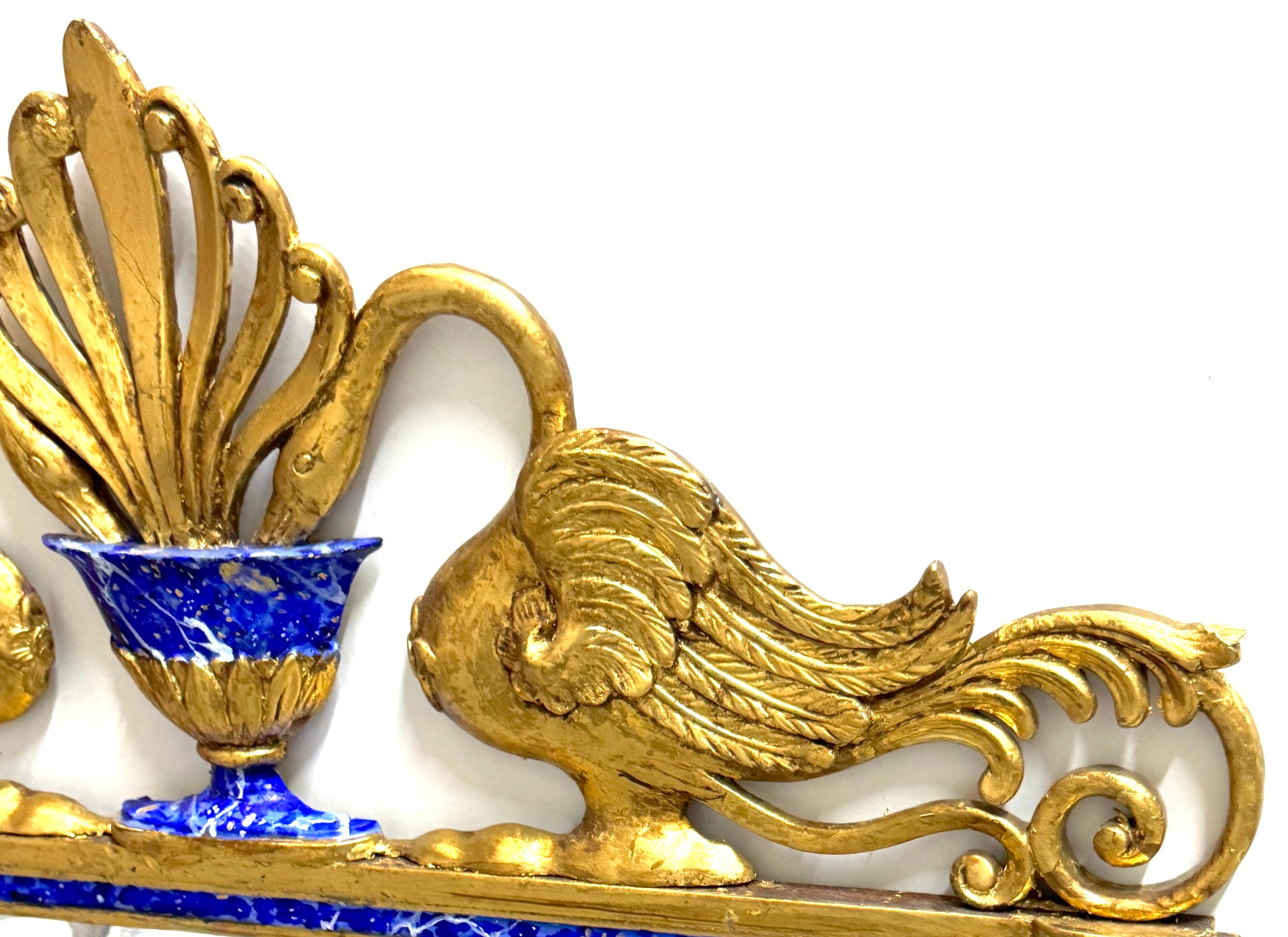 Miroir néoclassique à motif de cygne, bois doré et faux lapis, atrib. Carver's Guild en vente 3