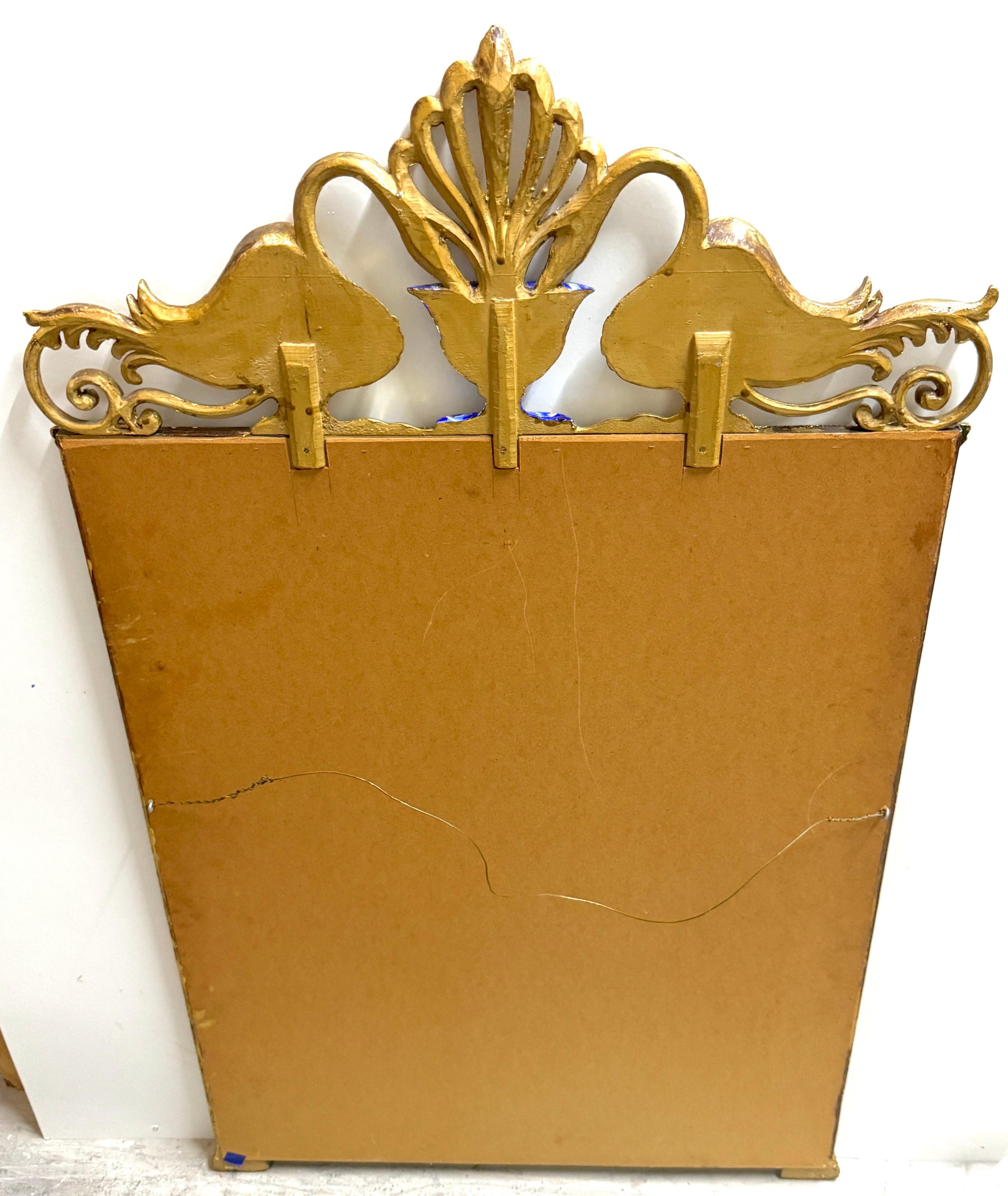 Miroir néoclassique à motif de cygne, bois doré et faux lapis, atrib. Carver's Guild en vente 4
