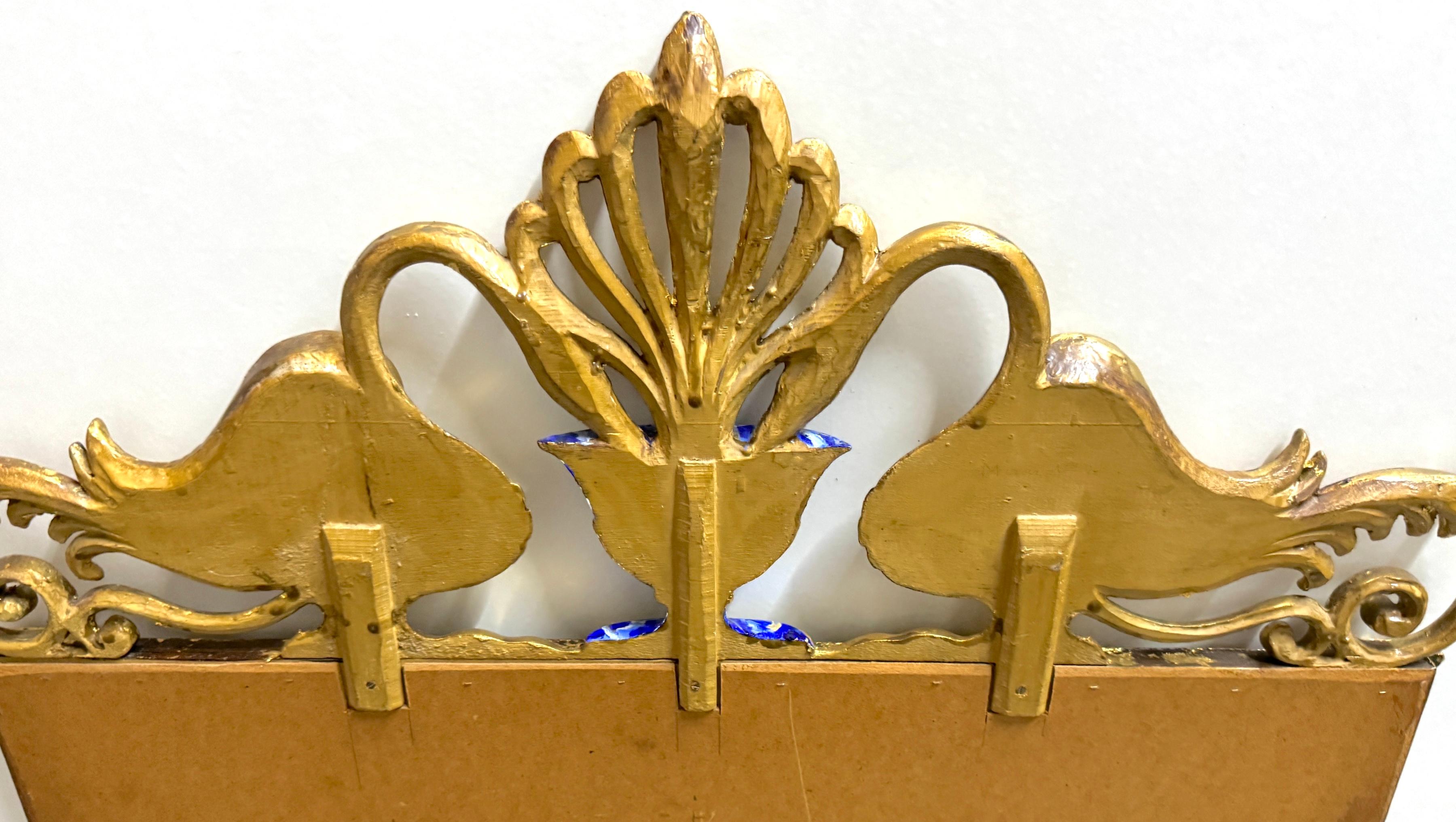 Miroir néoclassique à motif de cygne, bois doré et faux lapis, atrib. Carver's Guild en vente 5