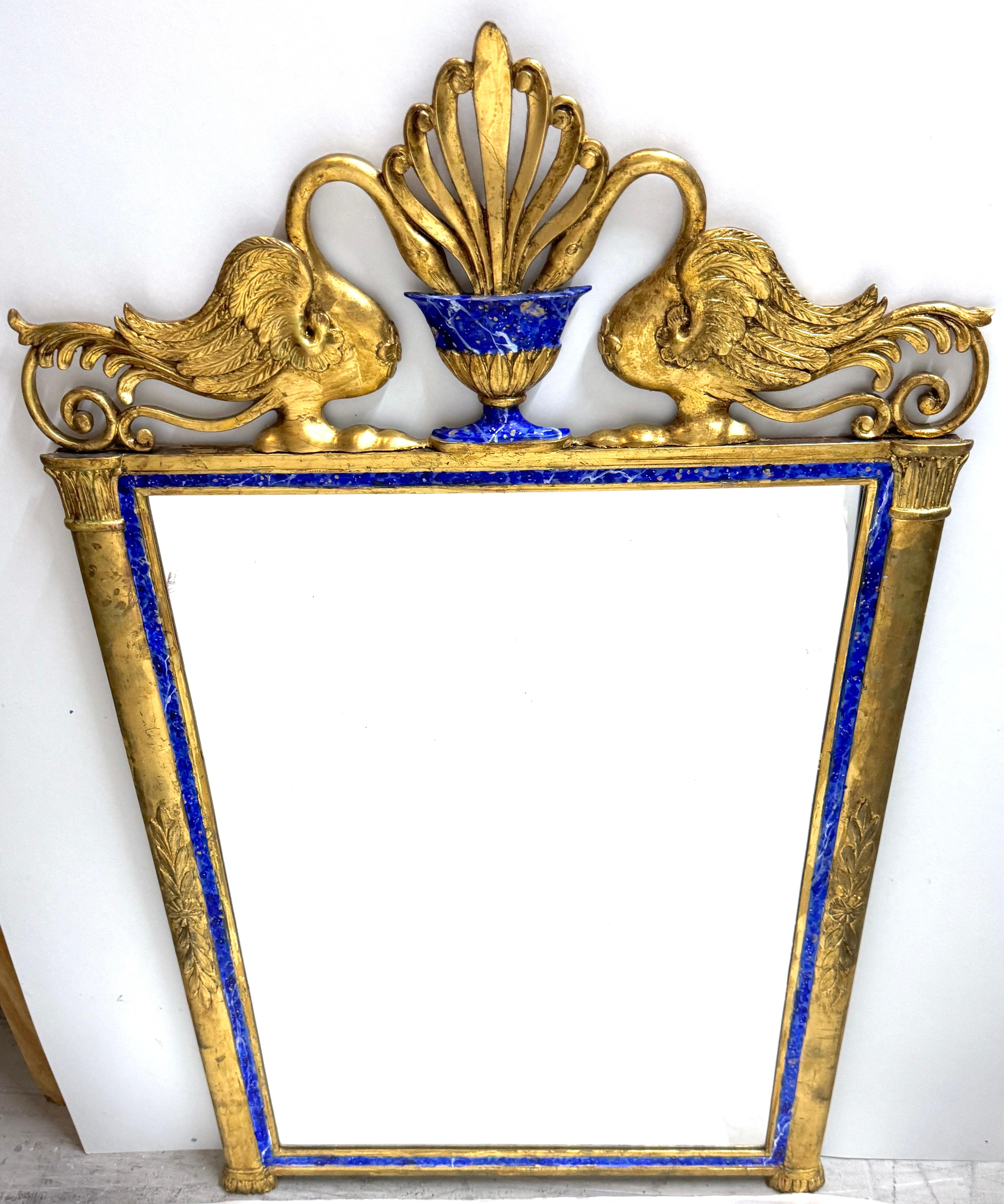 Miroir néoclassique à motif de cygne en bois doré sculpté et faux lapis, attribué à The Carvers' Guild
Américain, Fin du 20e siècle
52
