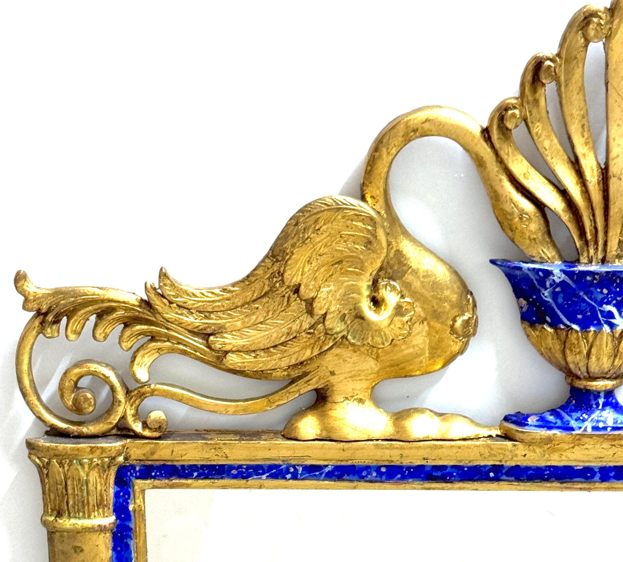 Néoclassique Miroir néoclassique à motif de cygne, bois doré et faux lapis, atrib. Carver's Guild en vente