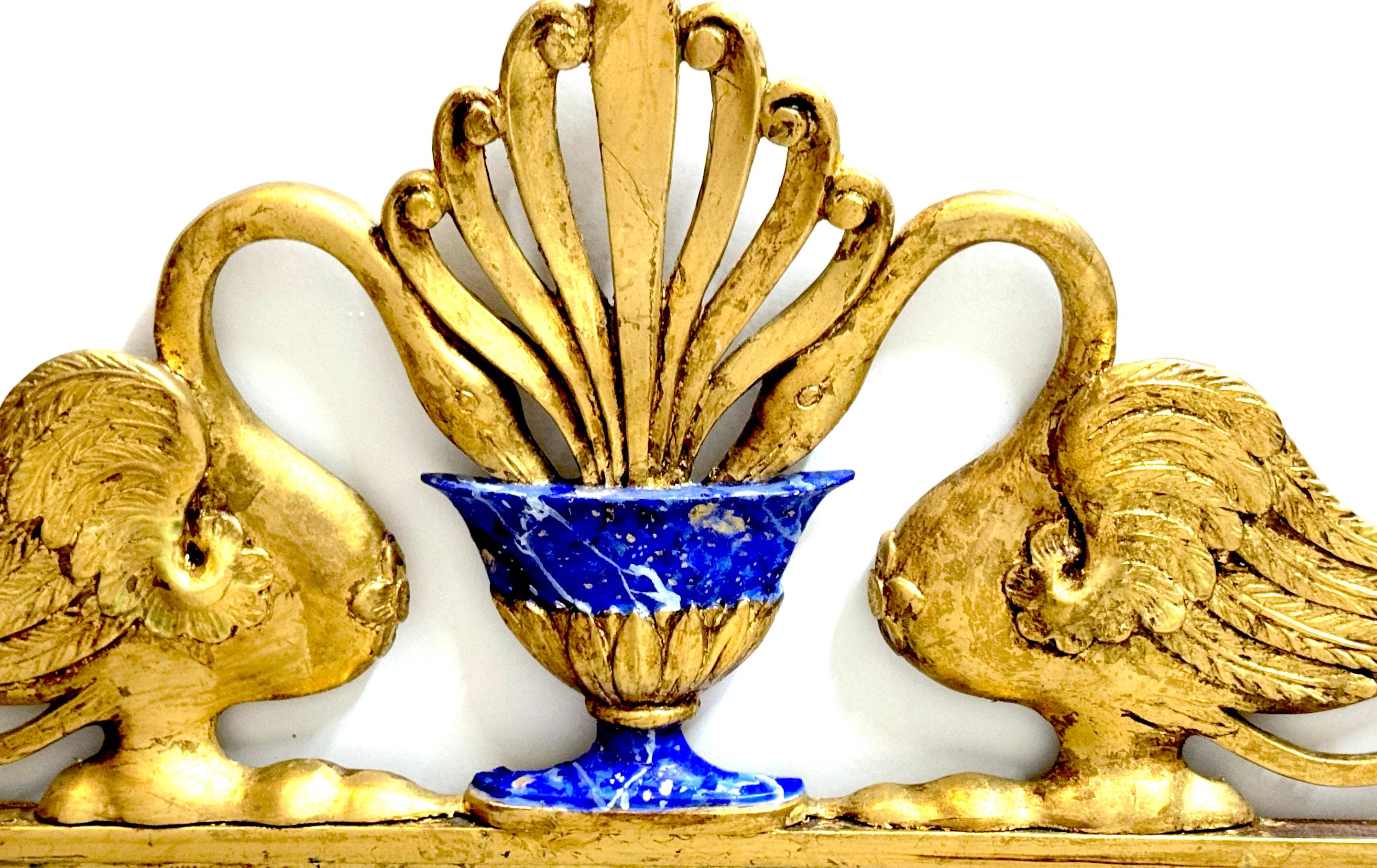 Américain Miroir néoclassique à motif de cygne, bois doré et faux lapis, atrib. Carver's Guild en vente