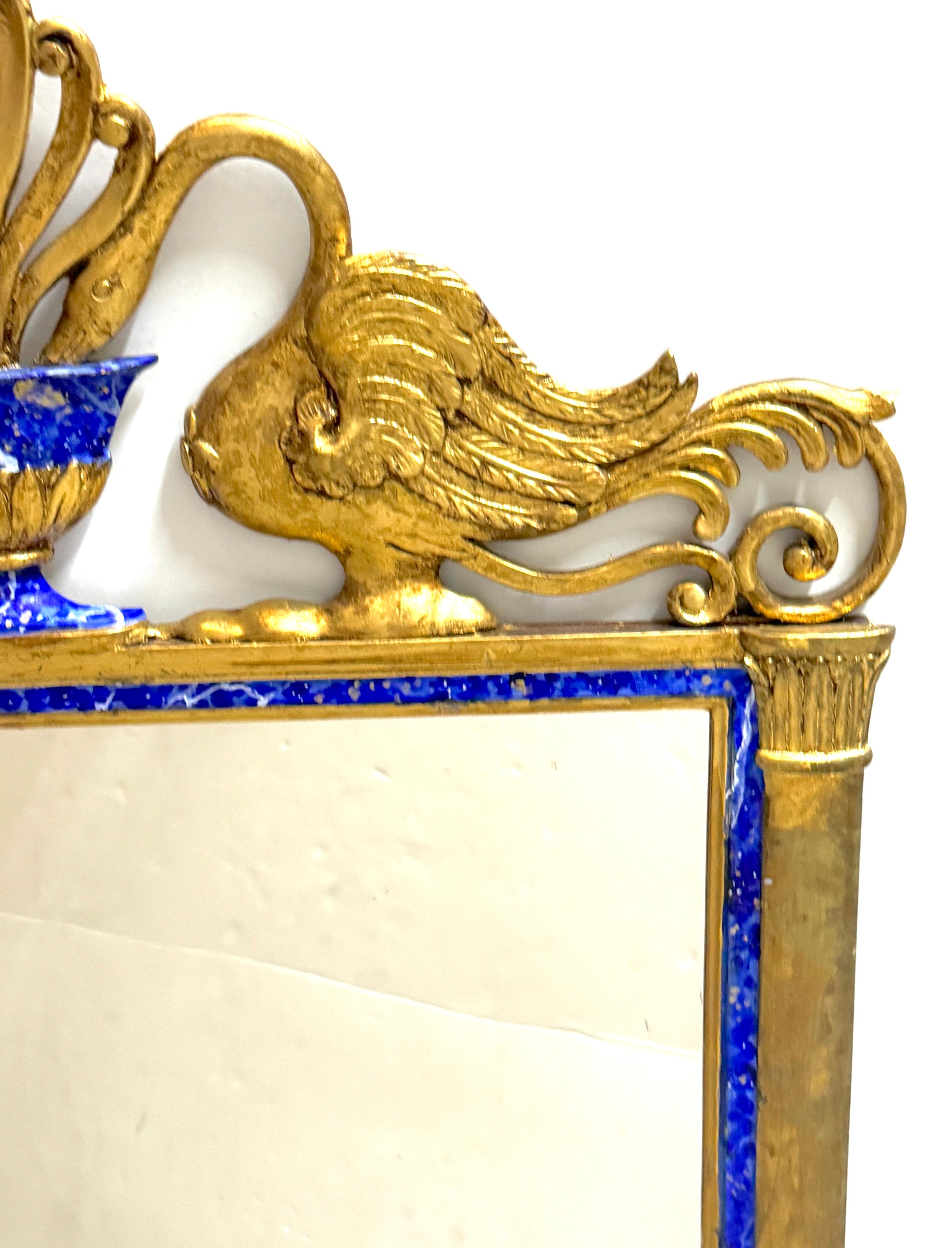 Doré Miroir néoclassique à motif de cygne, bois doré et faux lapis, atrib. Carver's Guild en vente