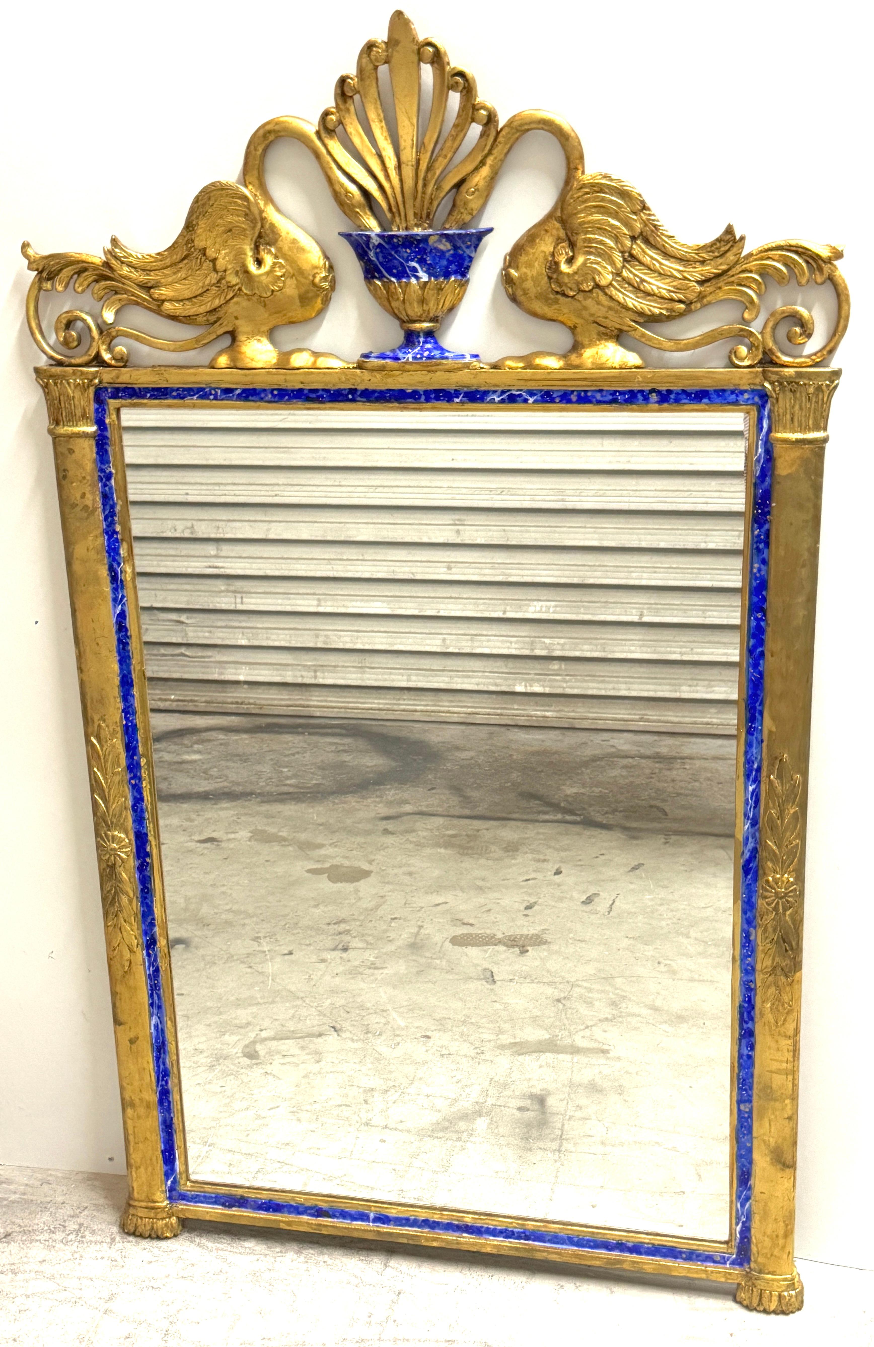 Miroir néoclassique à motif de cygne, bois doré et faux lapis, atrib. Carver's Guild en vente 1