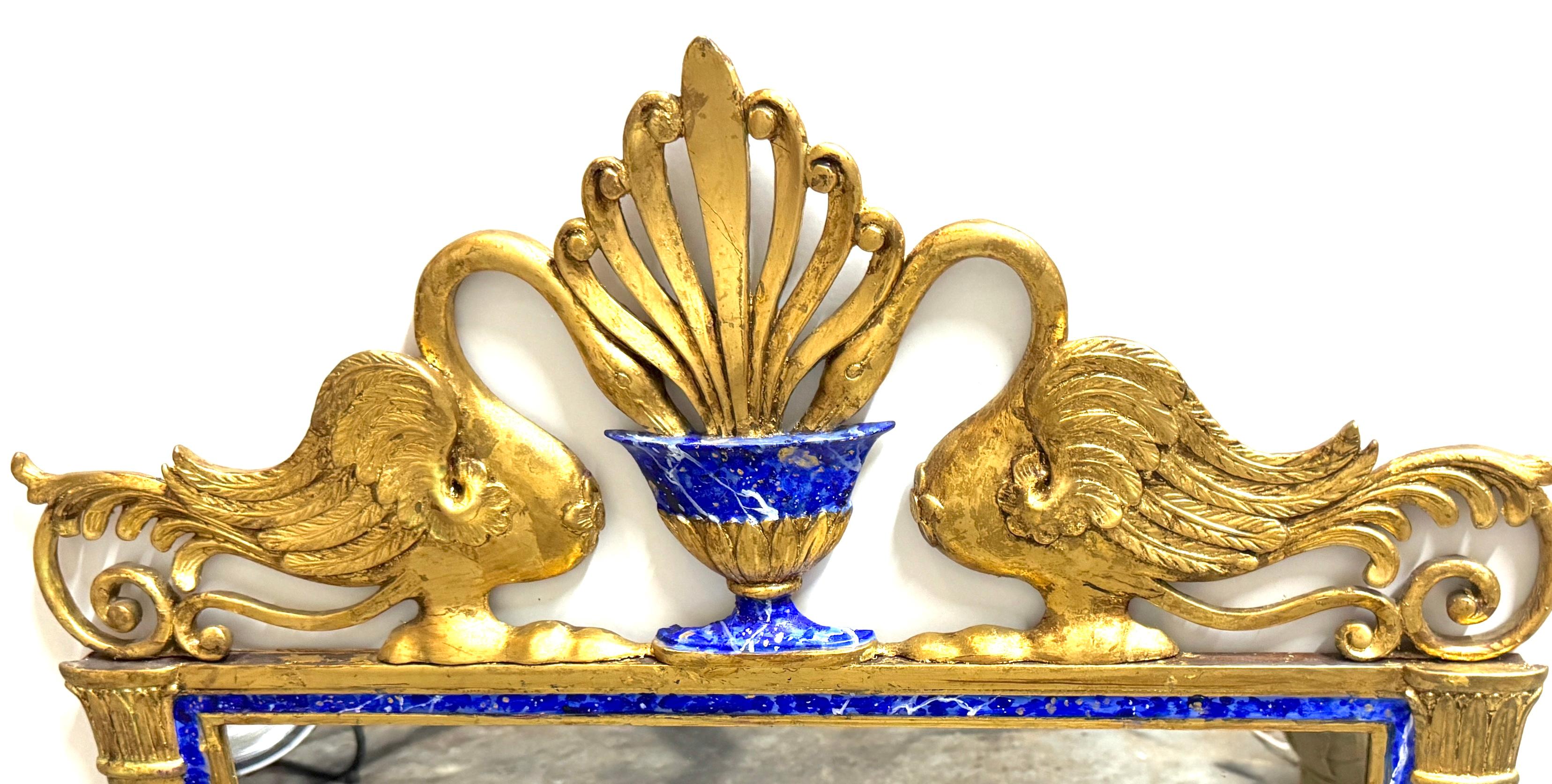 Miroir néoclassique à motif de cygne, bois doré et faux lapis, atrib. Carver's Guild en vente 2