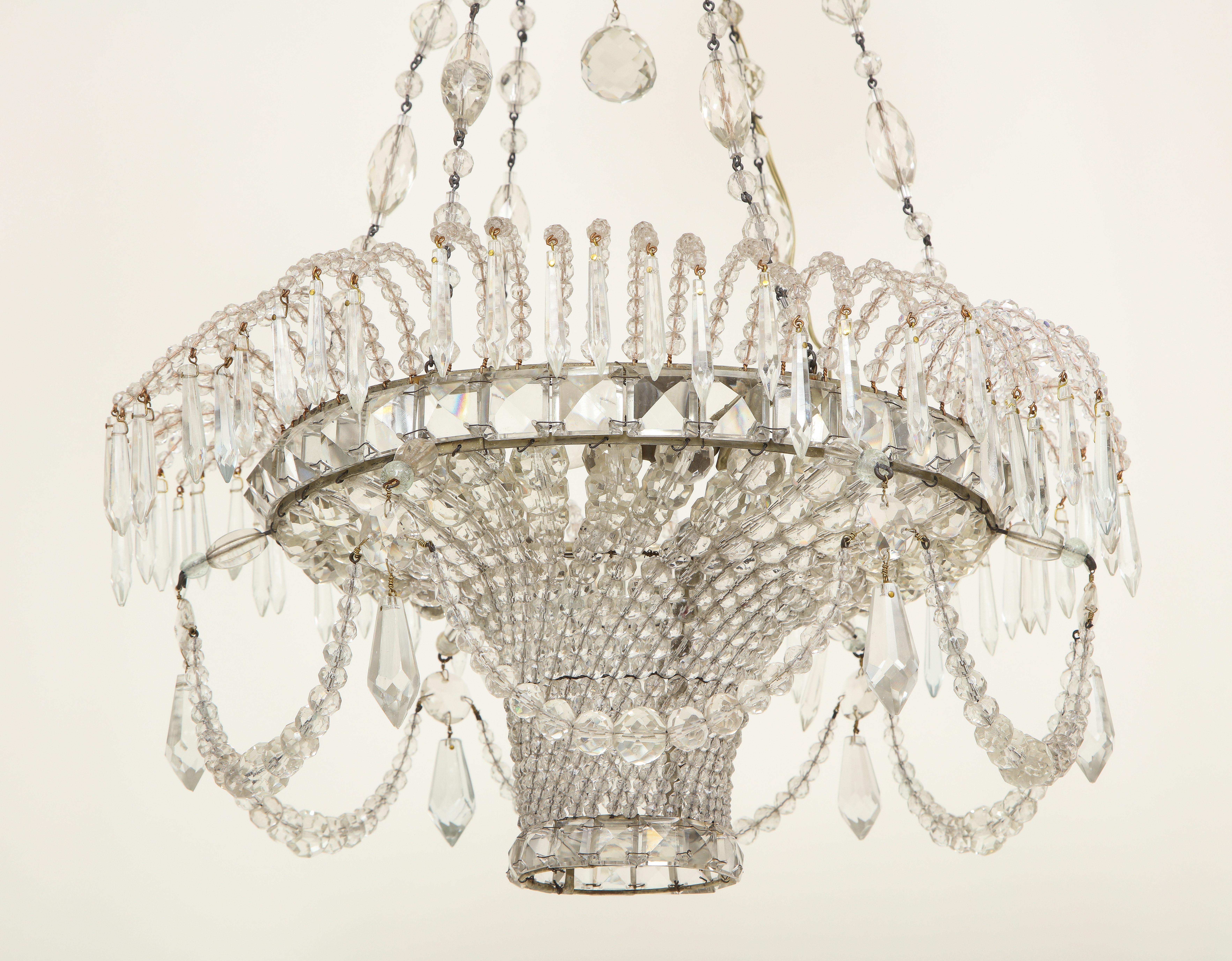 Neoclassico Lampadario neoclassico svedese con perline di cristallo in vendita