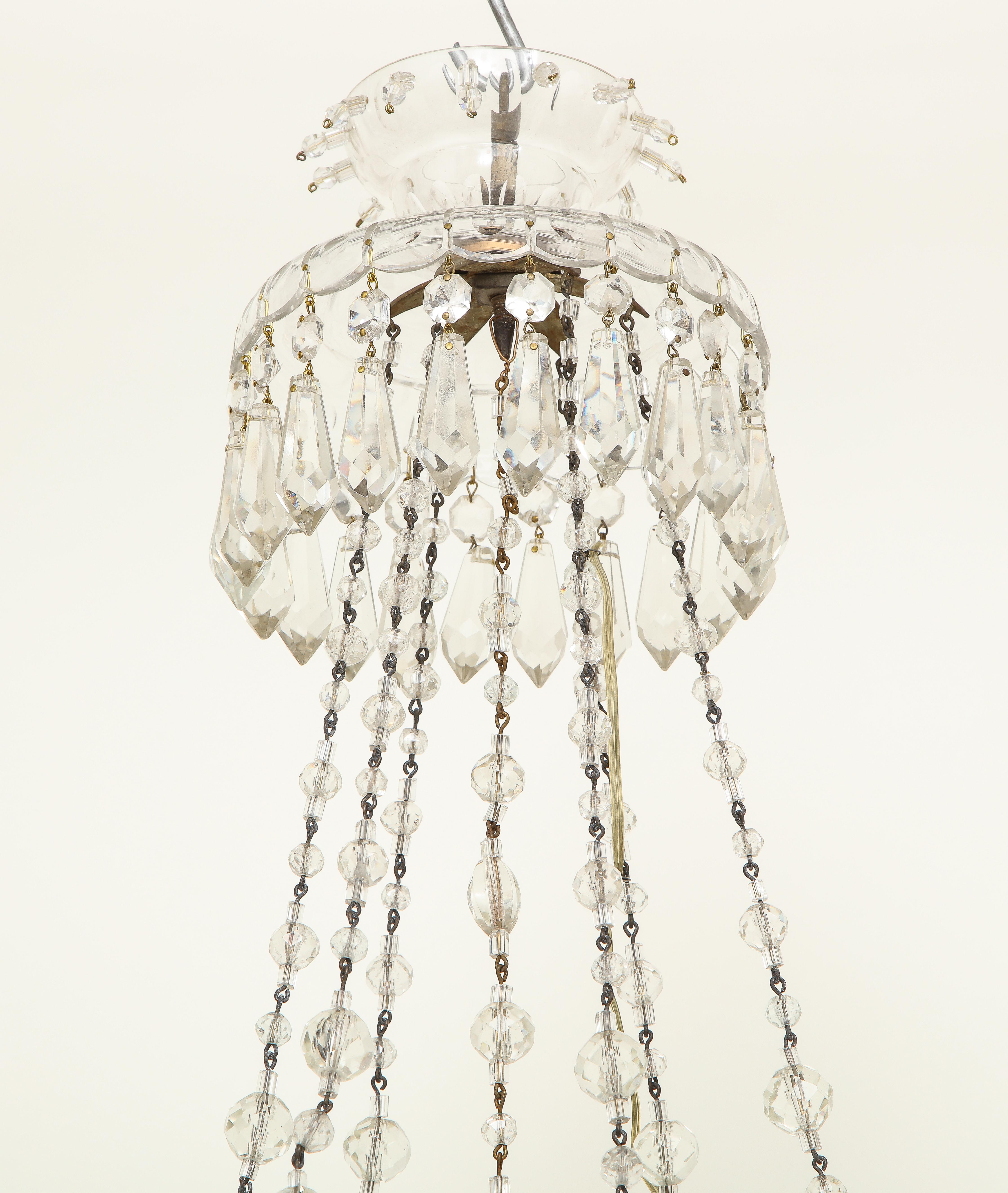 Lampadario neoclassico svedese con perline di cristallo In condizioni buone in vendita a New York, NY