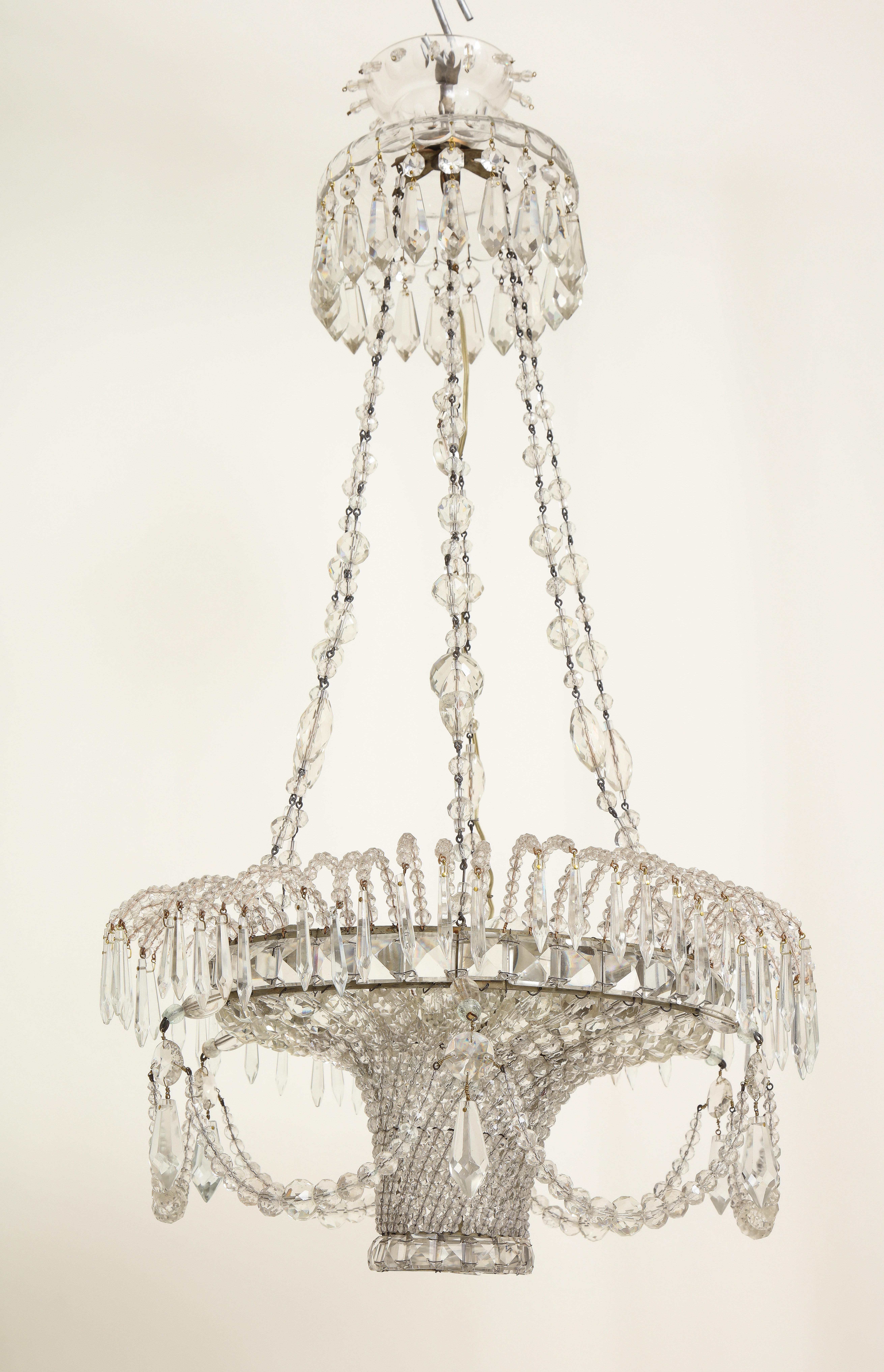 Lampadario neoclassico svedese con perline di cristallo in vendita 1