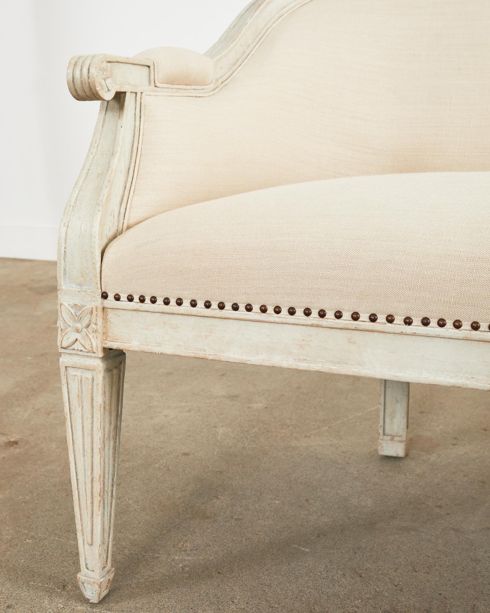 Neoklassizistisches schwedisches Cabriole-Sofa im Gustavianischen Stil, lackiert im Angebot 3