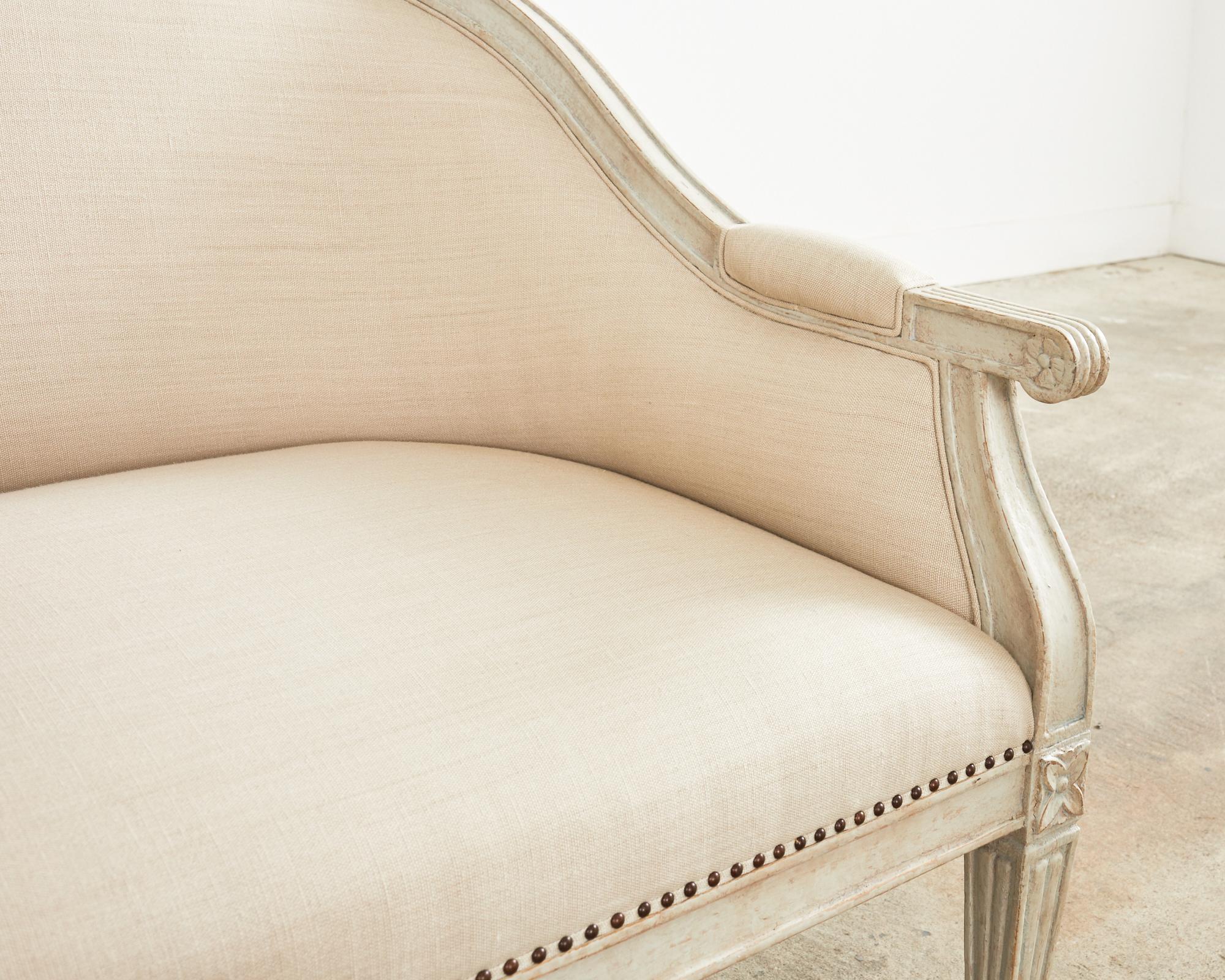 Neoklassizistisches schwedisches Cabriole-Sofa im Gustavianischen Stil, lackiert (Messing) im Angebot
