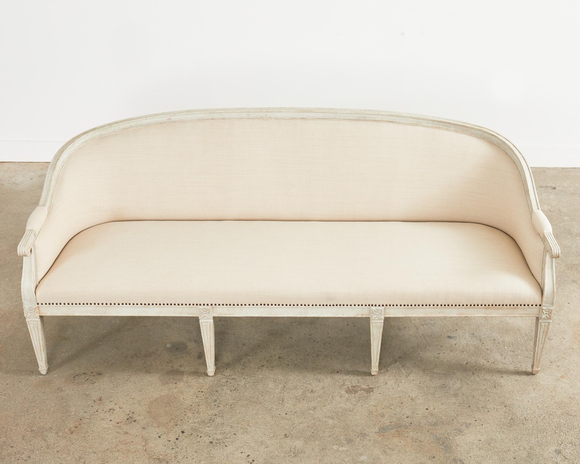 Neoklassizistisches schwedisches Cabriole-Sofa im Gustavianischen Stil, lackiert im Angebot 2