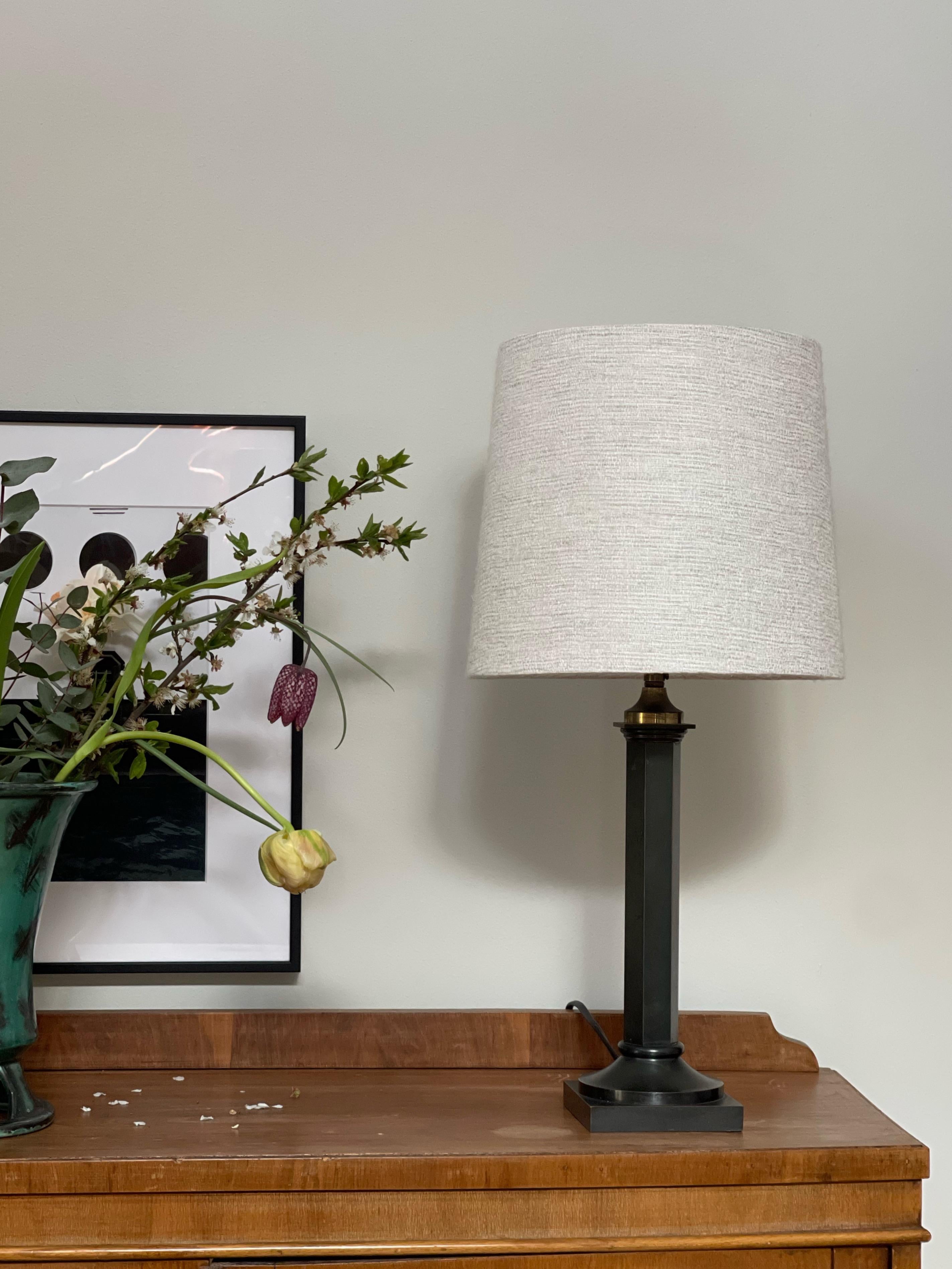 Swedish Neoclassical Table Lamp in patinated metal. 1940s. For Sale