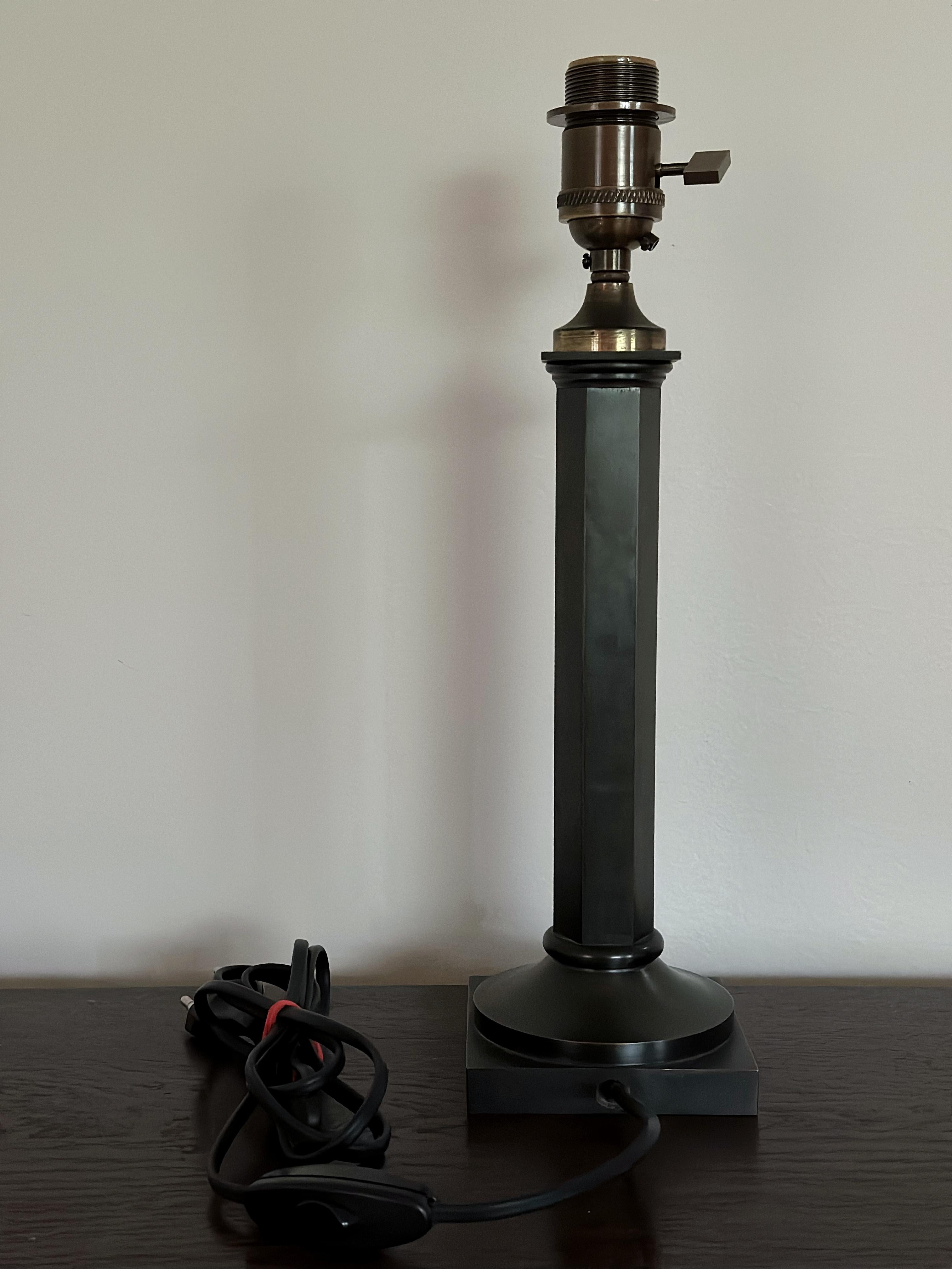 Metal Neoclassical Table Lamp in patinated metal. 1940s. For Sale