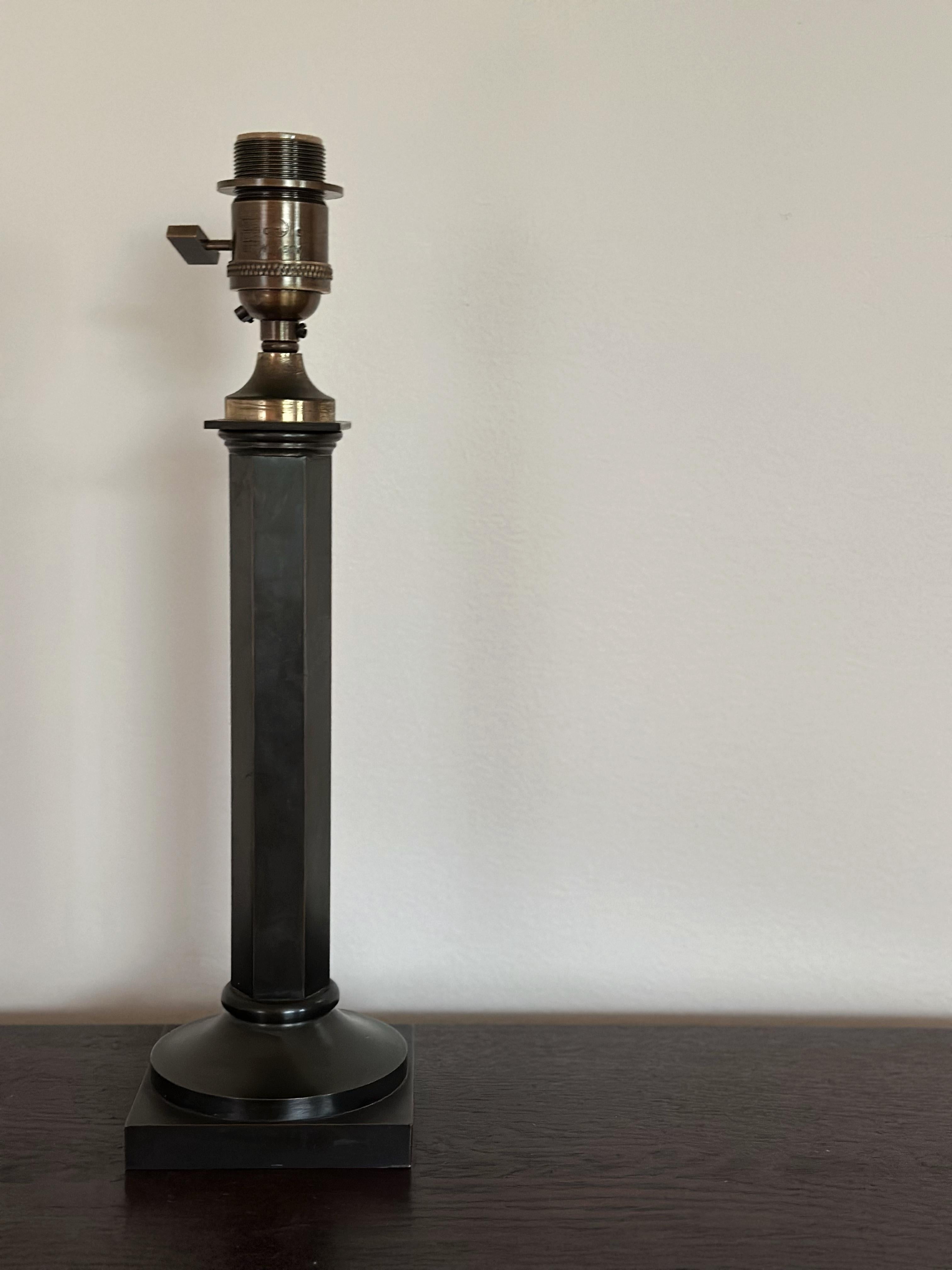 Neoclassical Table Lamp in patinated metal. 1940s. For Sale 1