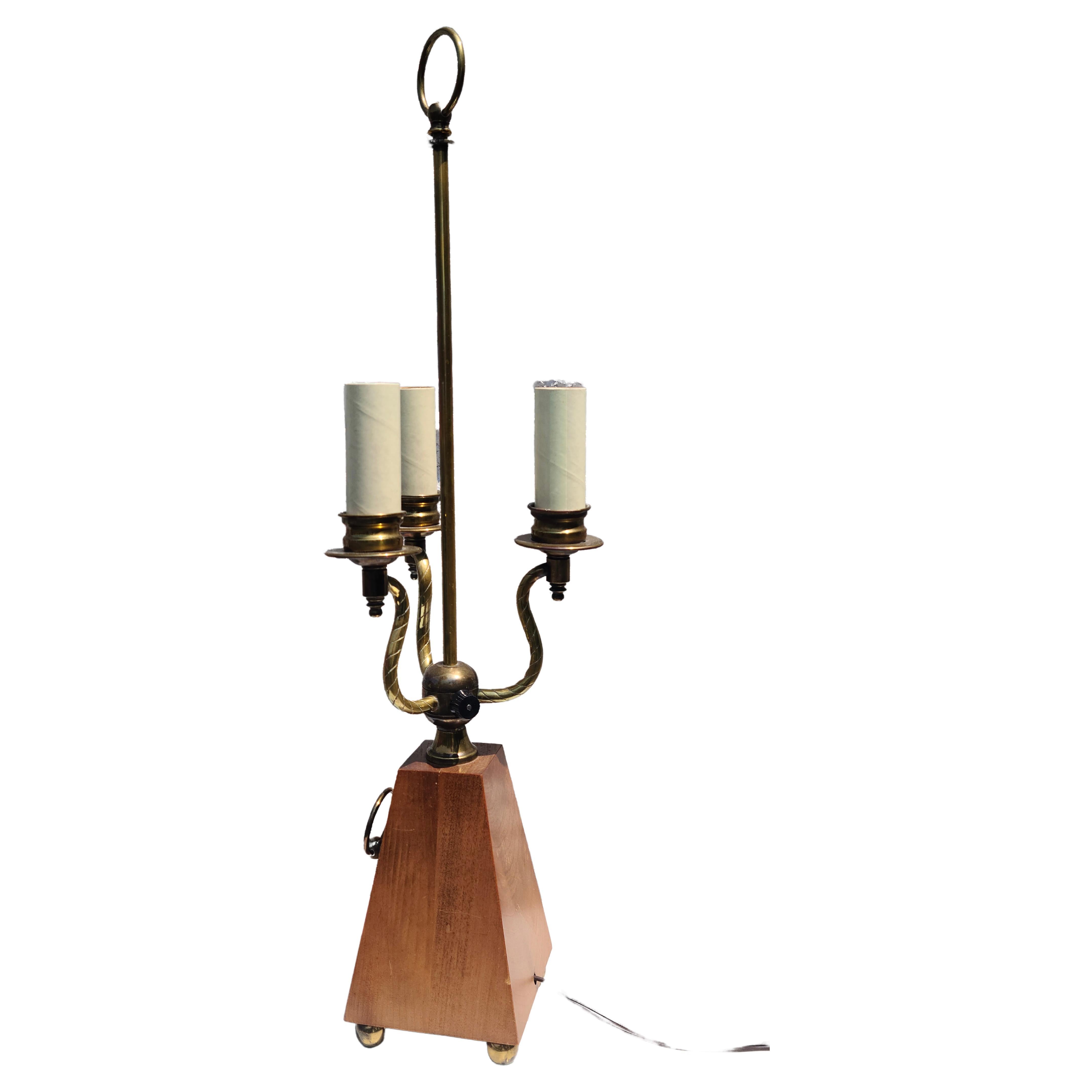 Neoclassical Table Lamp in the style of Tommi Parzinger for Lightolier In Good Condition For Sale In Fraser, MI