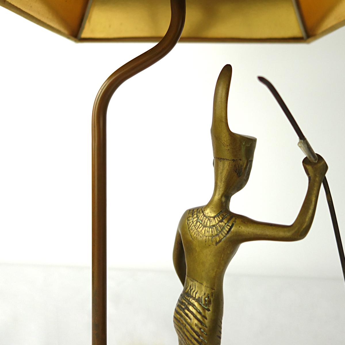 Neoklassische Tischlampe mit Marmorfuß und ägyptischem Krieger unter dem Schirm im Angebot 4