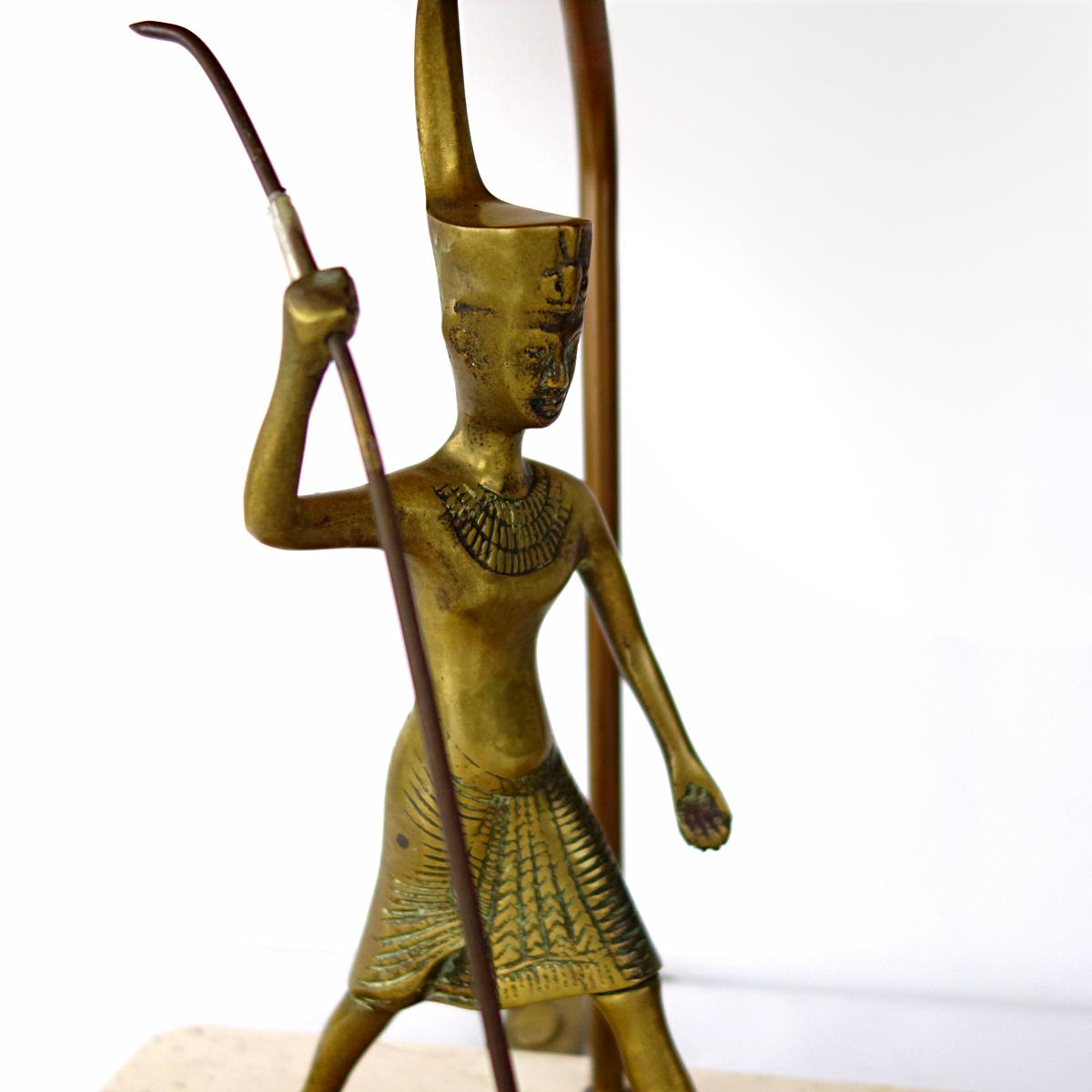 Neoklassische Tischlampe mit Marmorfuß und ägyptischem Krieger unter dem Schirm (Messing) im Angebot