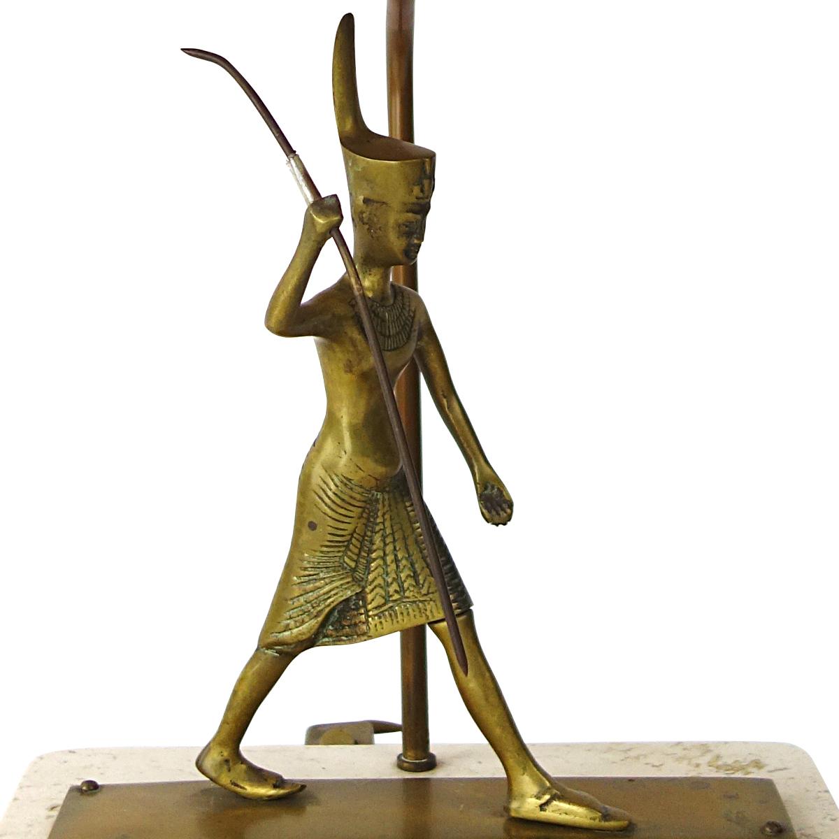 Neoklassische Tischlampe mit Marmorfuß und ägyptischem Krieger unter dem Schirm im Angebot 1