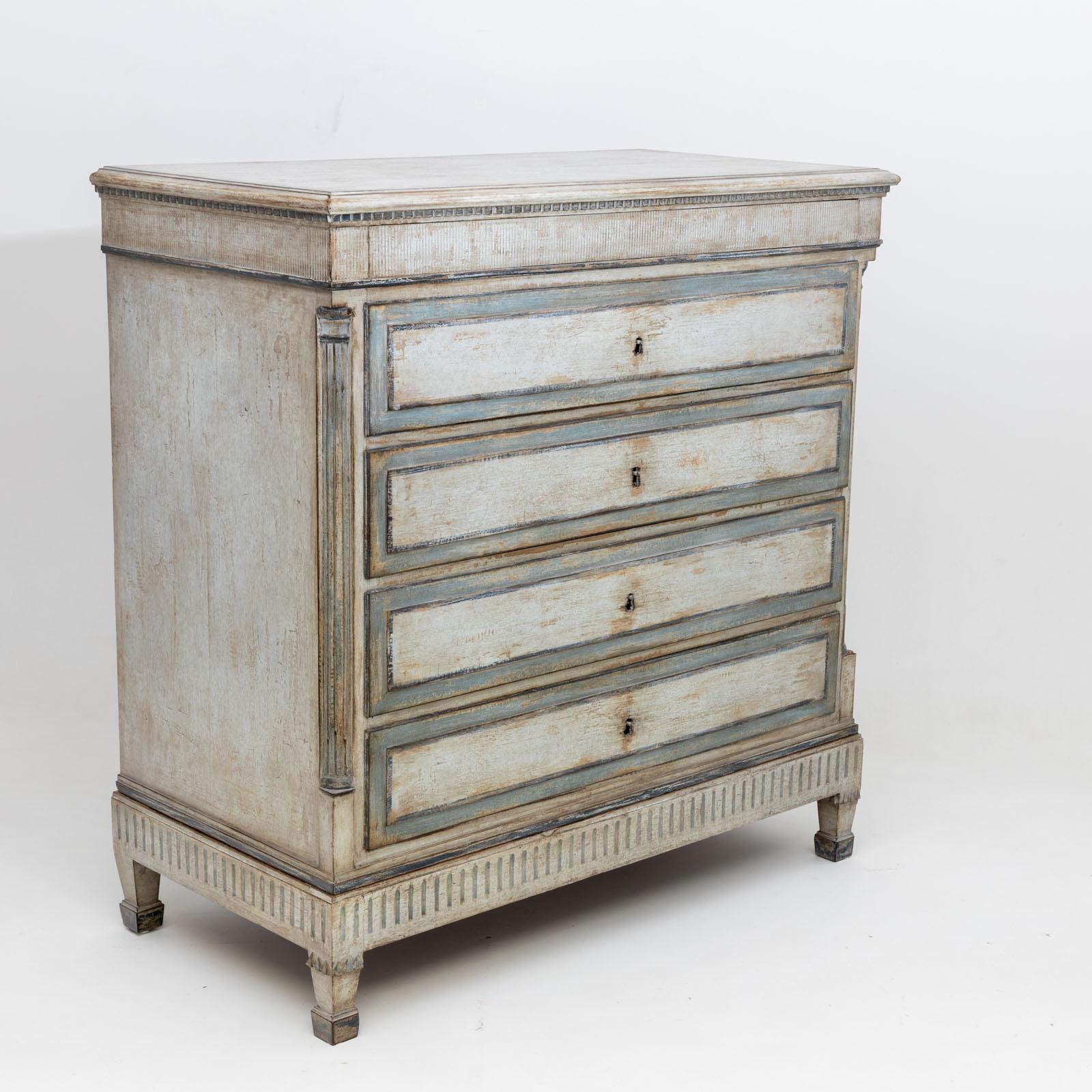 Neoclassical tall Chest of Drawers, Scandinavia, early 19th century In Good Condition For Sale In Greding, DE