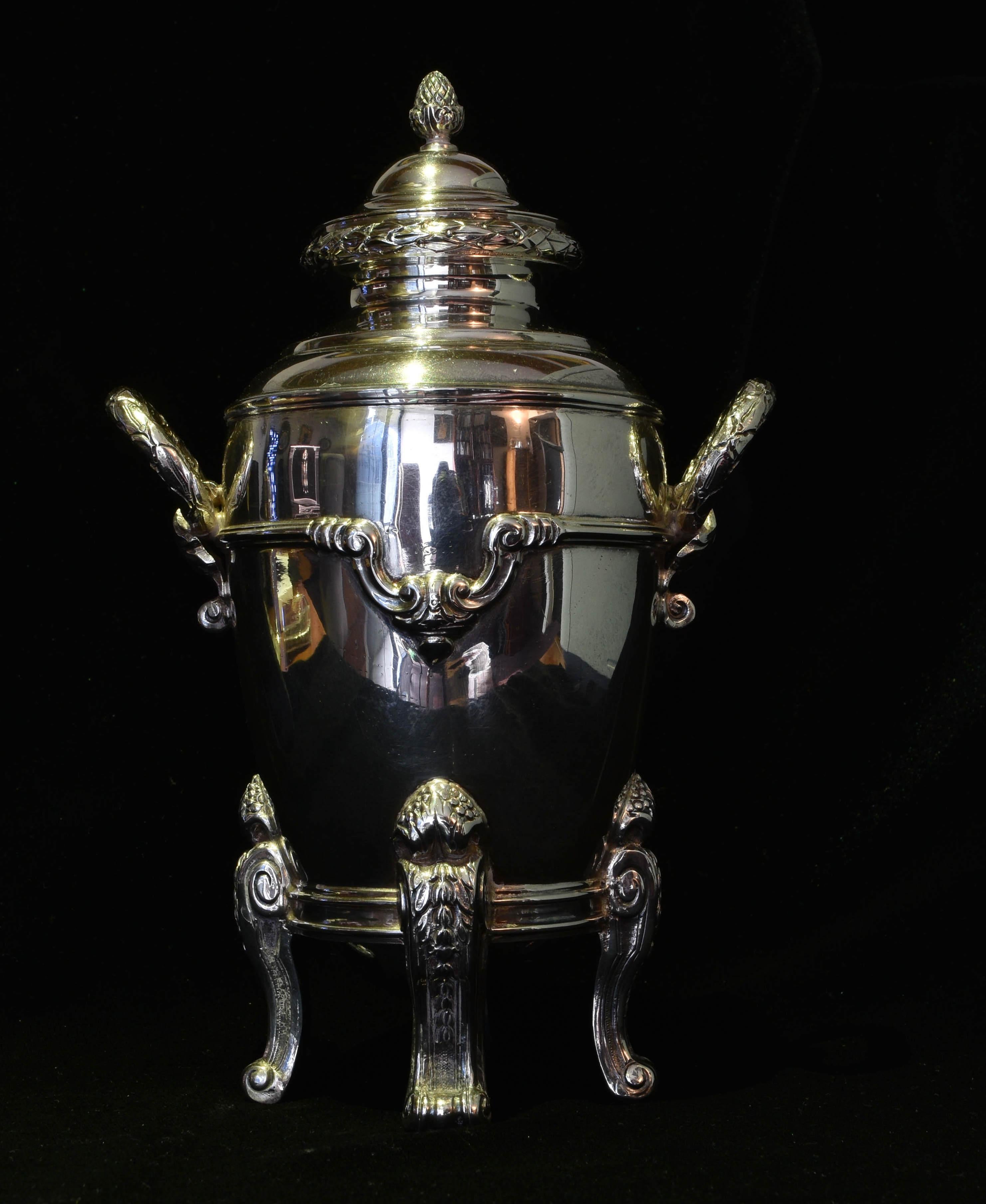 Neoclassical tea canister in sterling silver. Elkington 1929. In Excellent Condition For Sale In Melbourne, Victoria