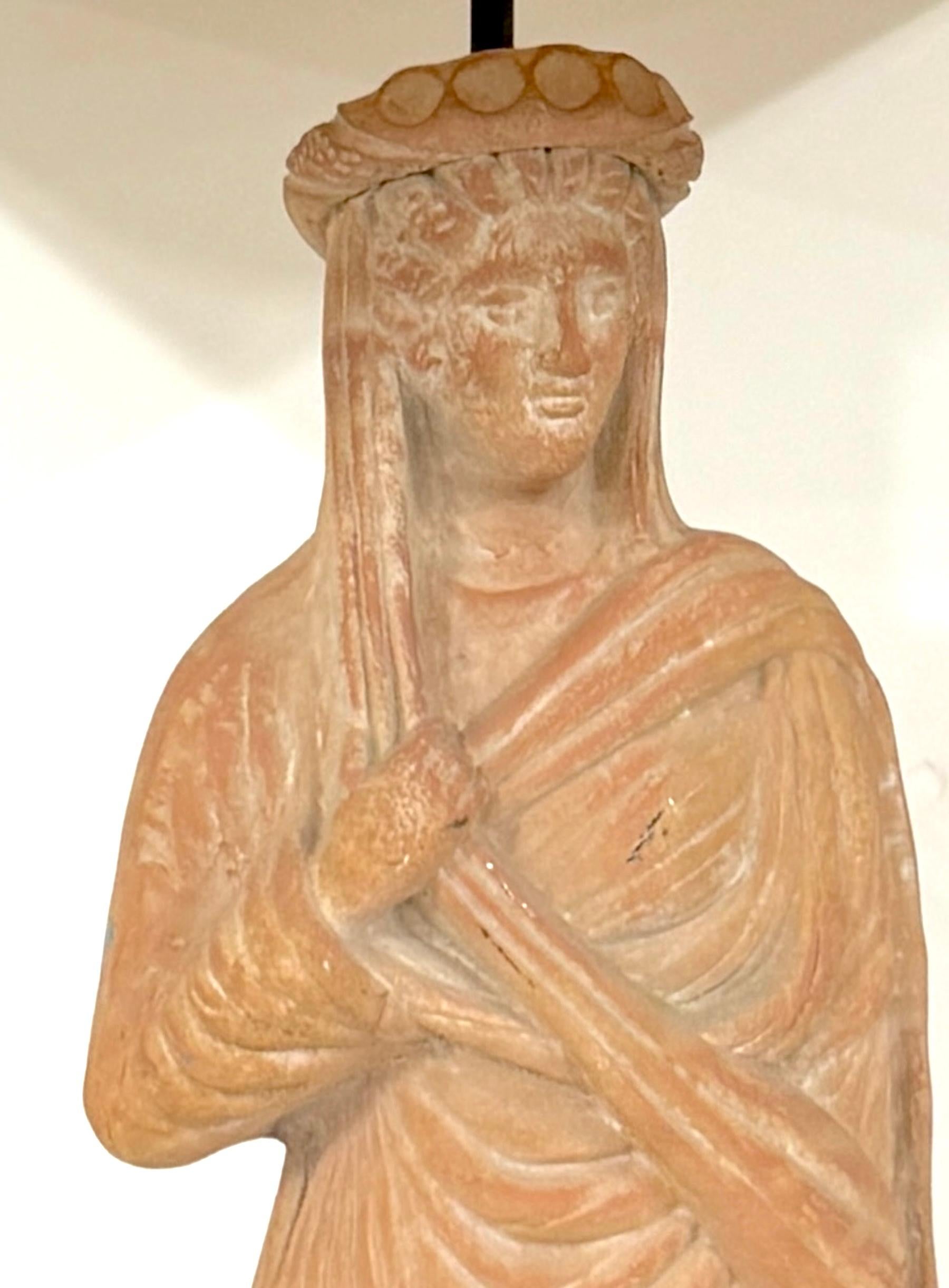 Figura neoclásica de terracota de Hera / Juno como lámpara de mesa, estilo Grand Tour Europeo en venta