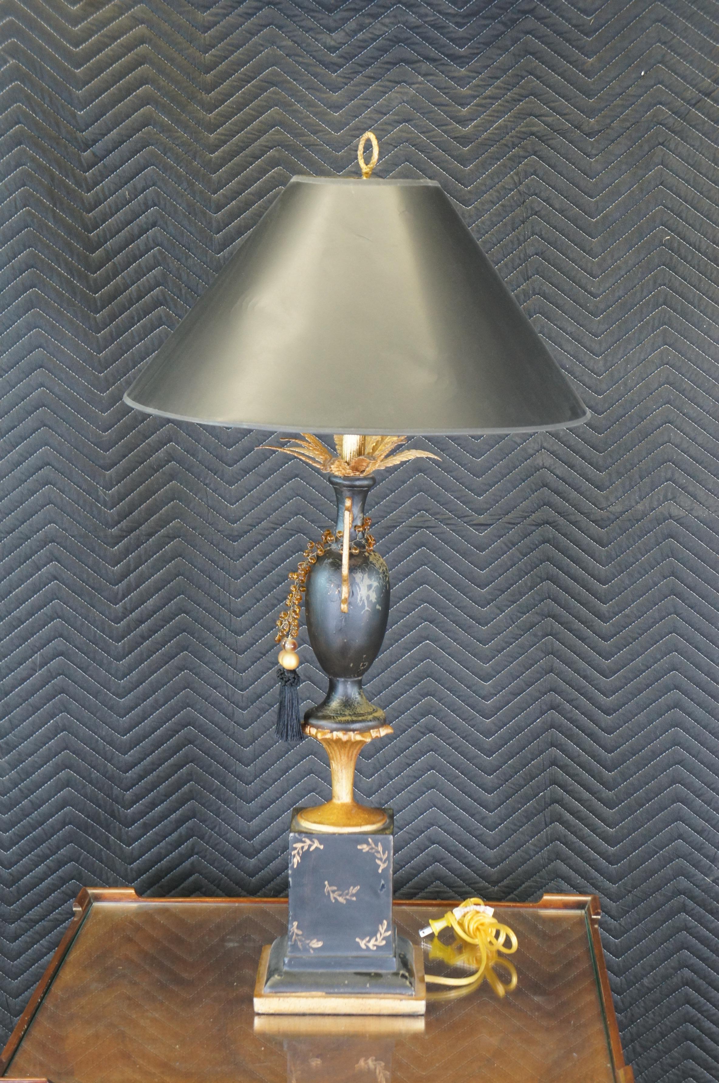 Lampe de table néoclassique à trophée peint en noir et or, urne de cheminée et vase 38