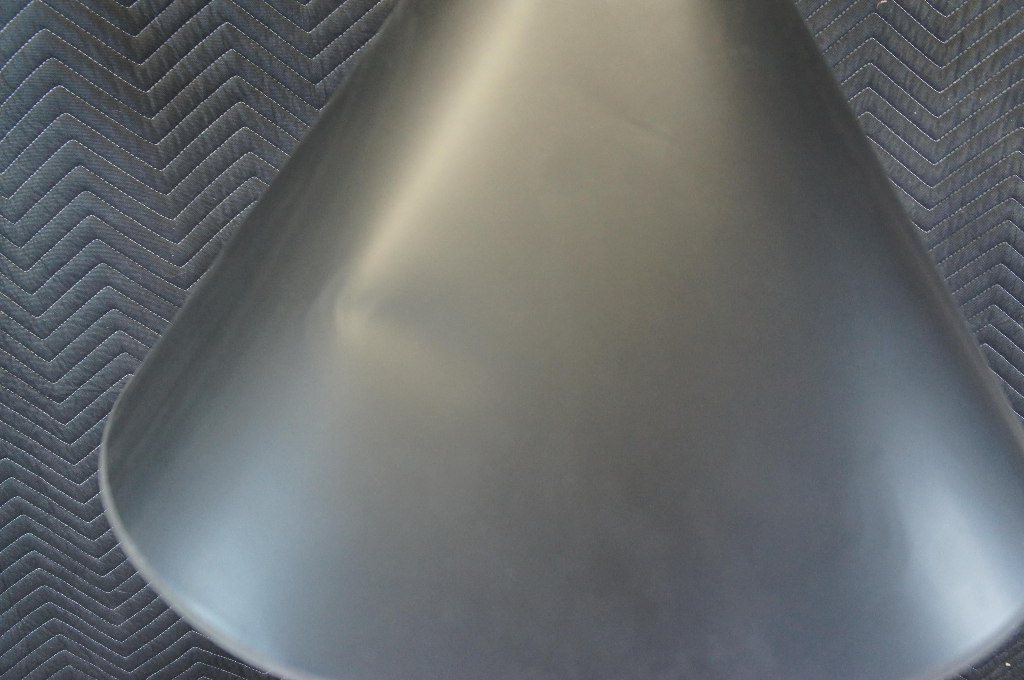 Lampe de table néoclassique à trophée peint en noir et or, urne de cheminée et vase 38