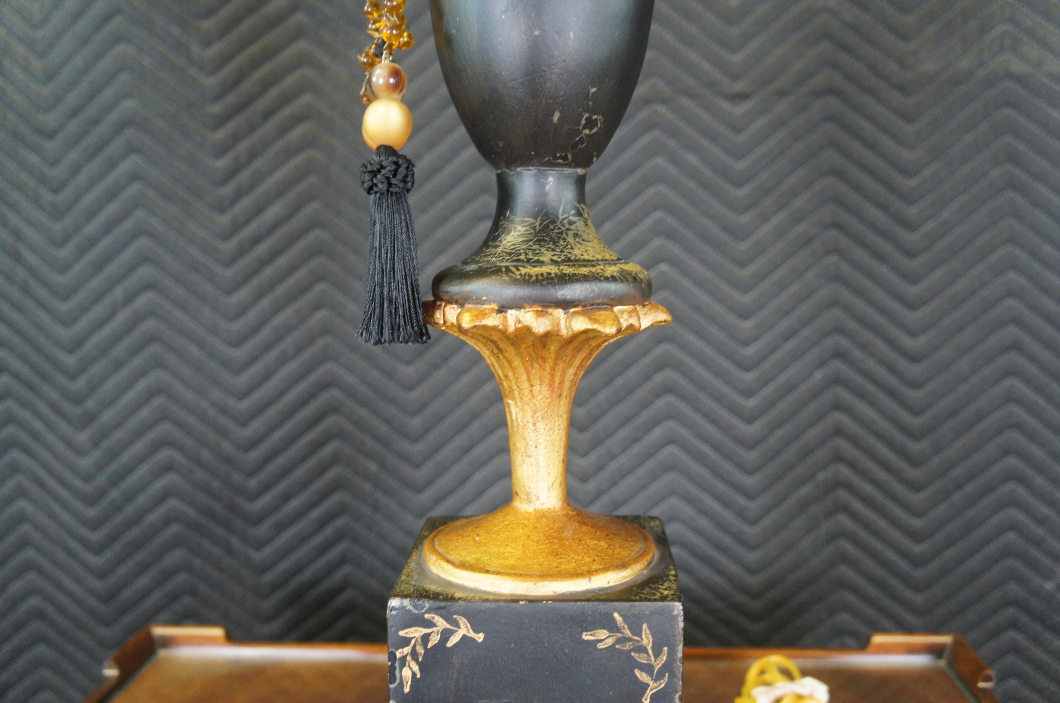 Neoklassizistische tolefarbene schwarz-goldene Trophäen-Kaminsims-Vase-Tischlampe 38