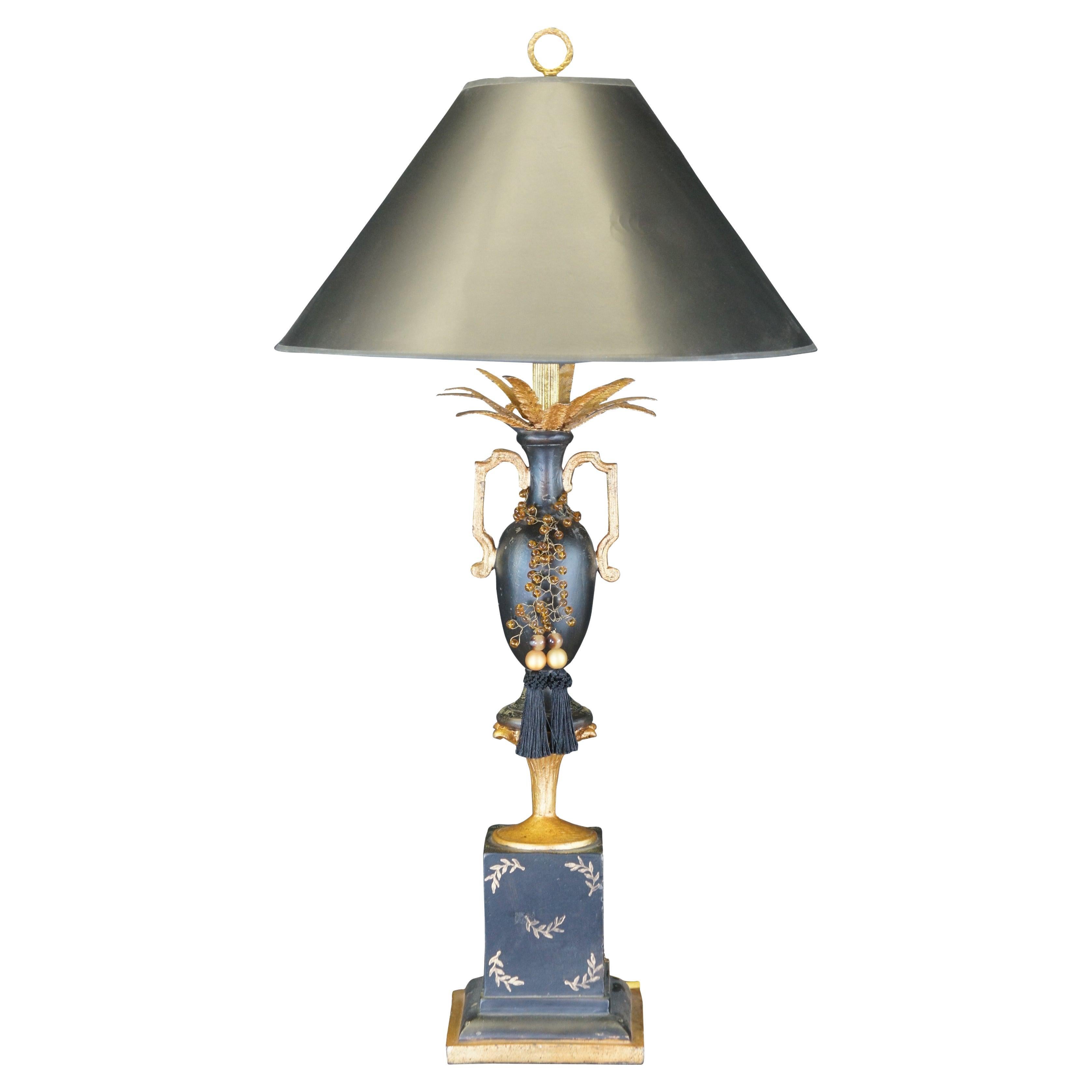 Neoklassizistische tolefarbene schwarz-goldene Trophäen-Kaminsims-Vase-Tischlampe 38"