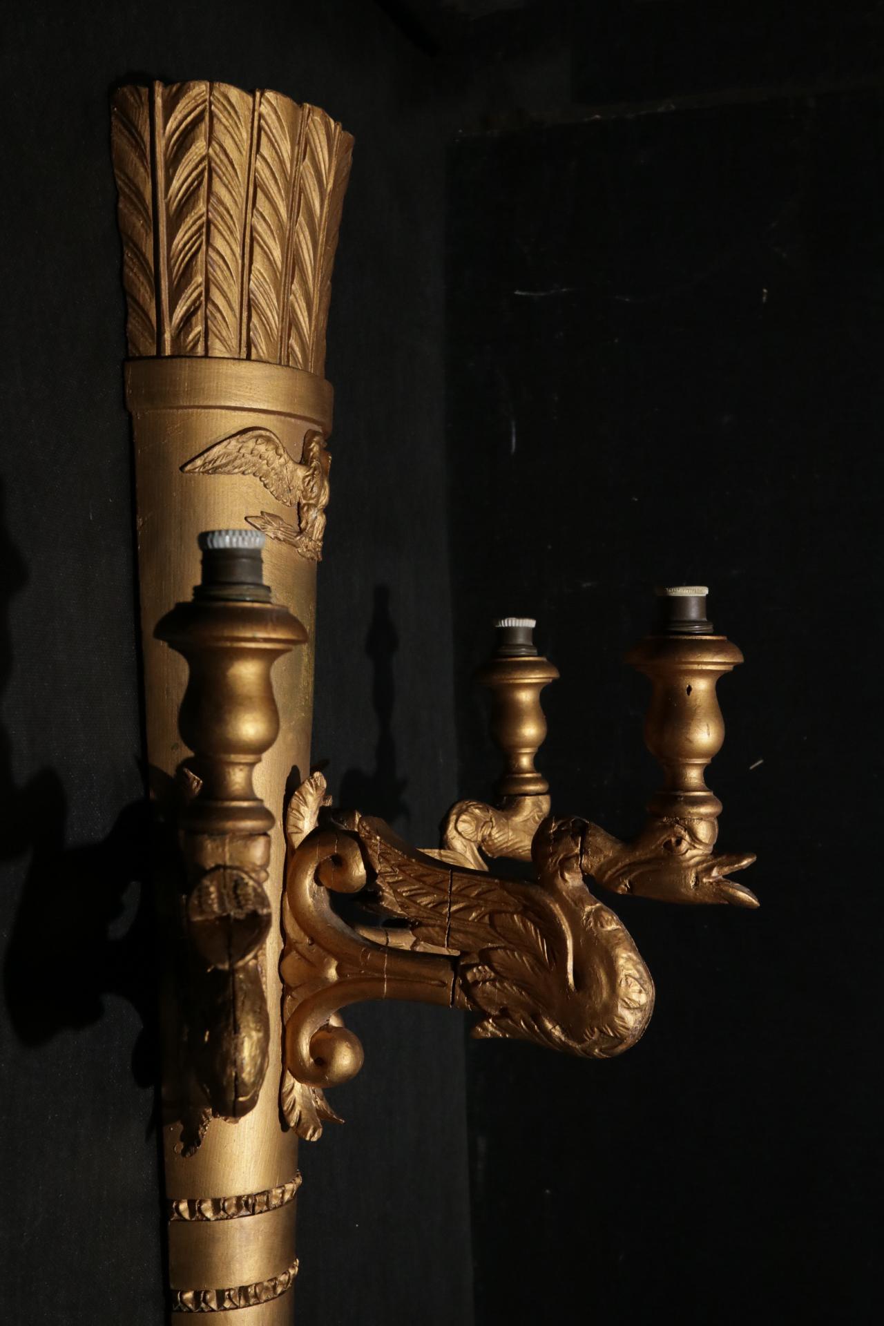 Lámpara especial en forma de antorcha con cisnes y águila.
Hecho de madera tallada a mano. La lámpara data de hacia 1900.