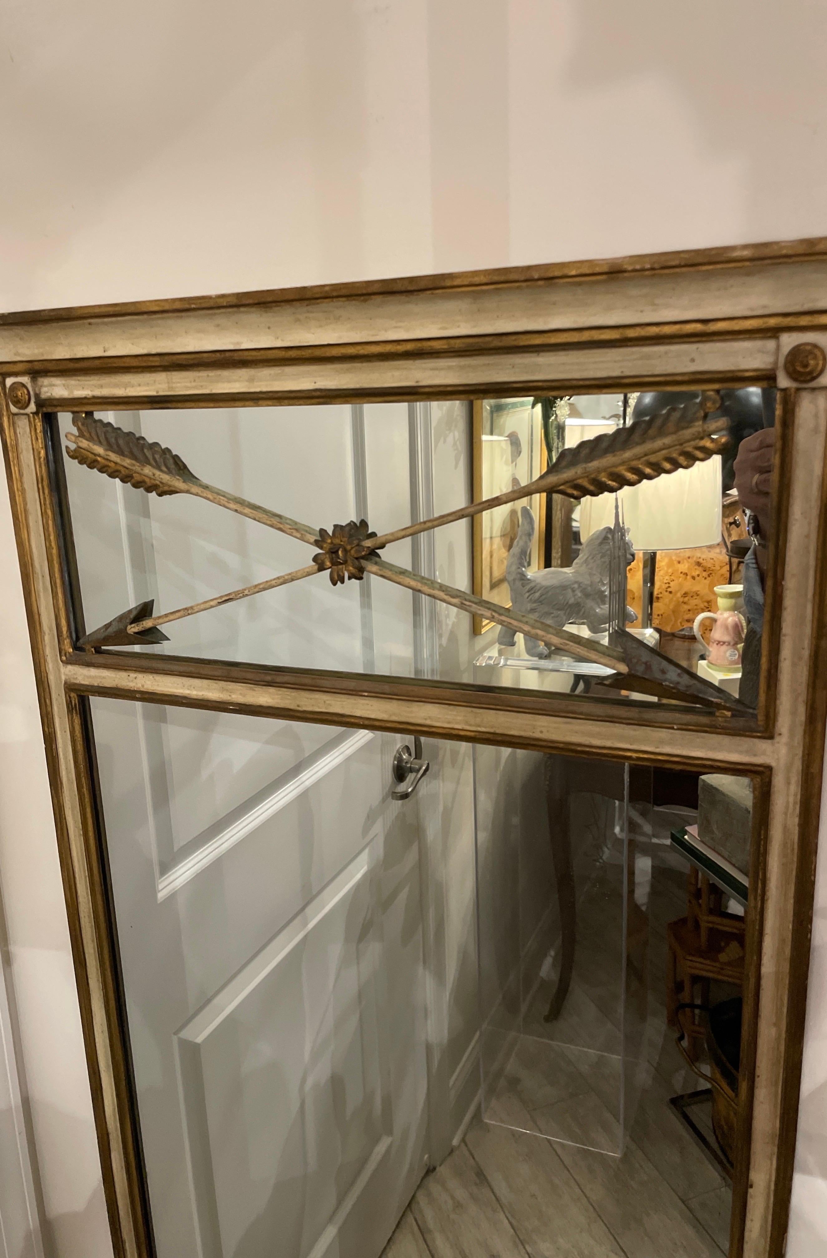 Espejo trumeau de estilo neoclásico de flechas cruzadas pintado y dorado, obra de Palladio.