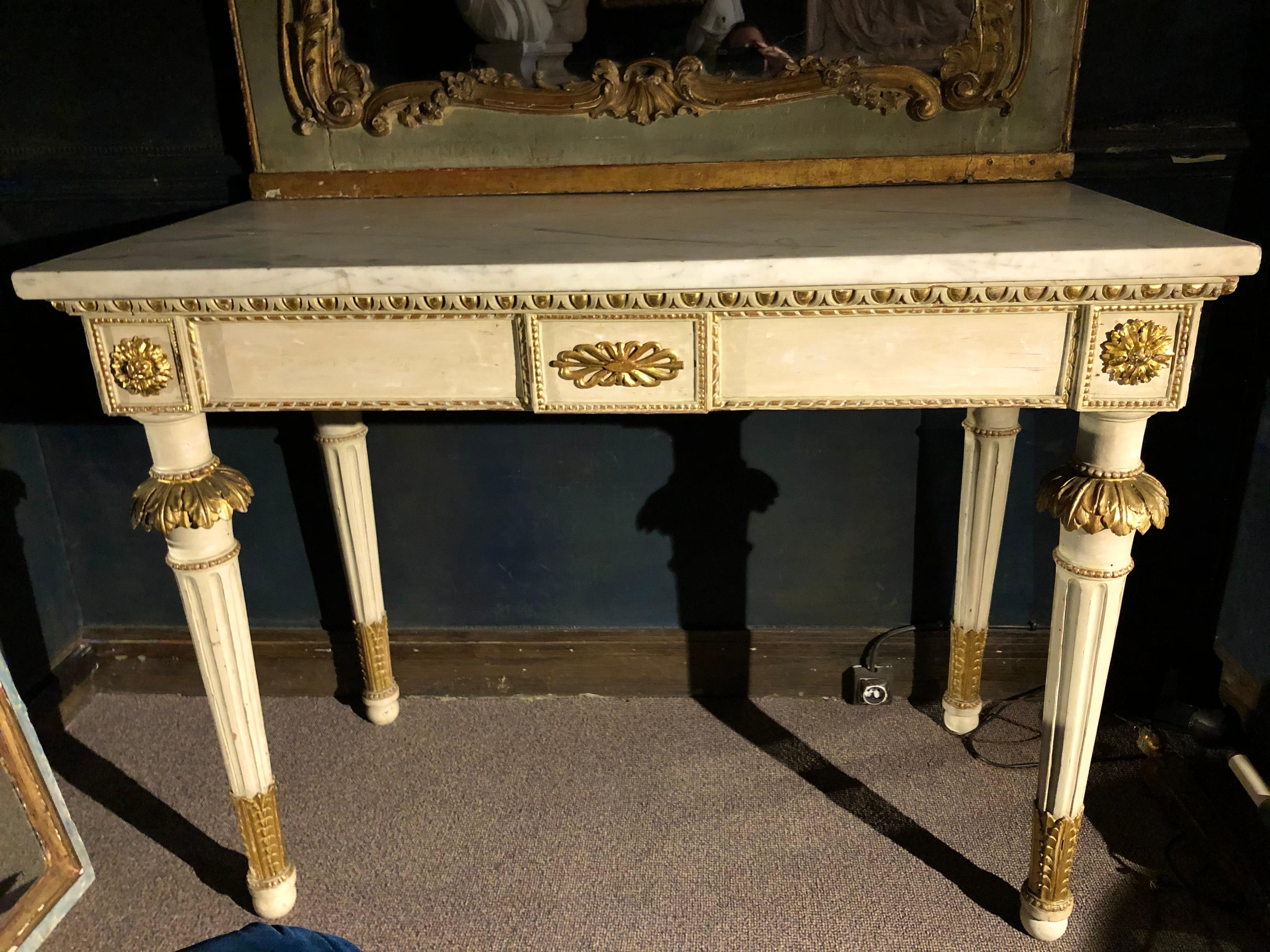 Neoclassical Tuscan console in painted and gilded wood, 
original beautiful Carrara marble top,
circa 1800
Italy.