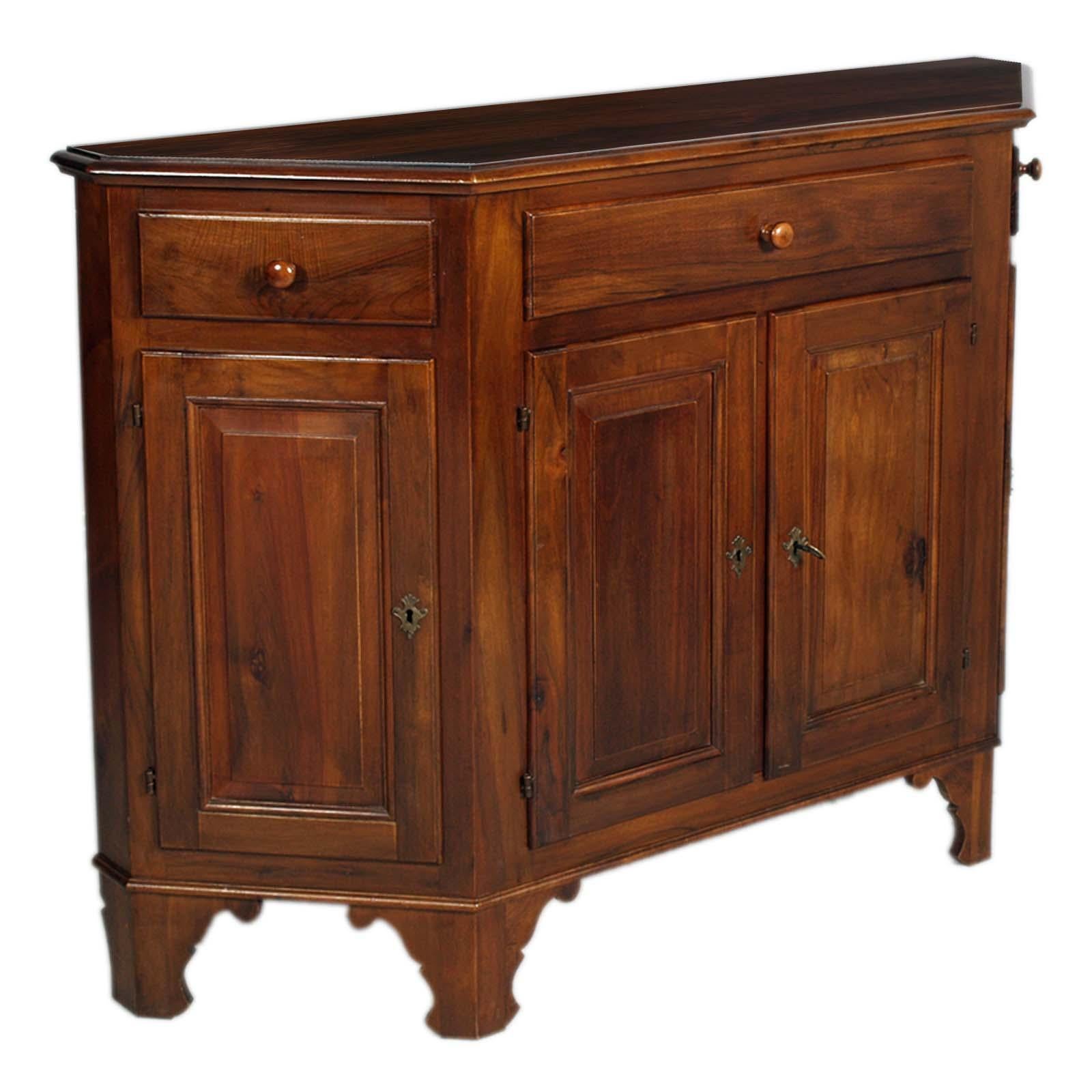Buffet toscan néoclassique en noyer italien à 3 tiroirs et 4 portes, début 1900

Le plateau rectangulaire avec des coins inclinés et un bord profondément mouluré au-dessus d'une boîte compliante contenant un grand tiroir central flanqué de deux