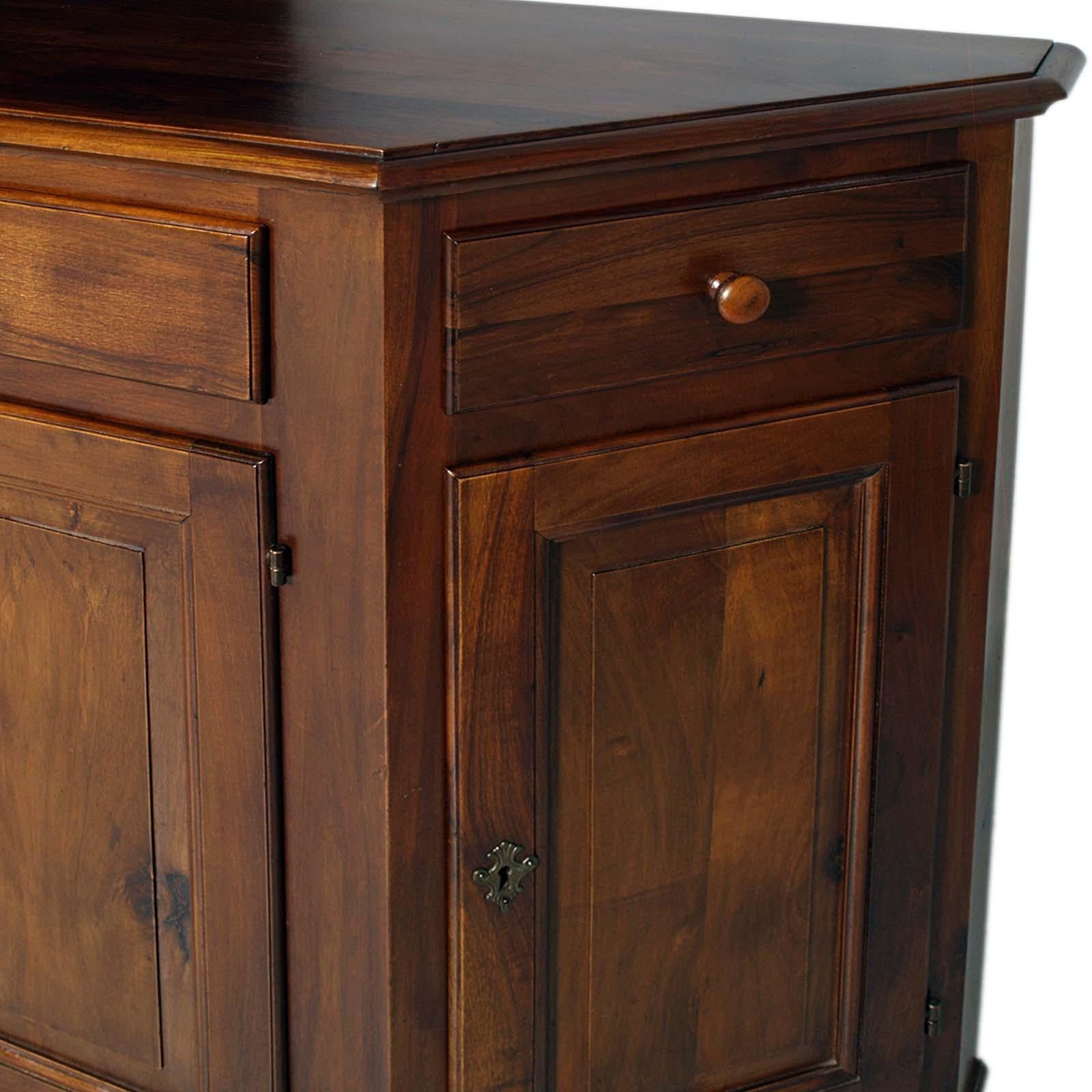 Néo-classique Buffet toscan néoclassique en noyer italien 3 tiroirs et 4 portes, début 1900 en vente