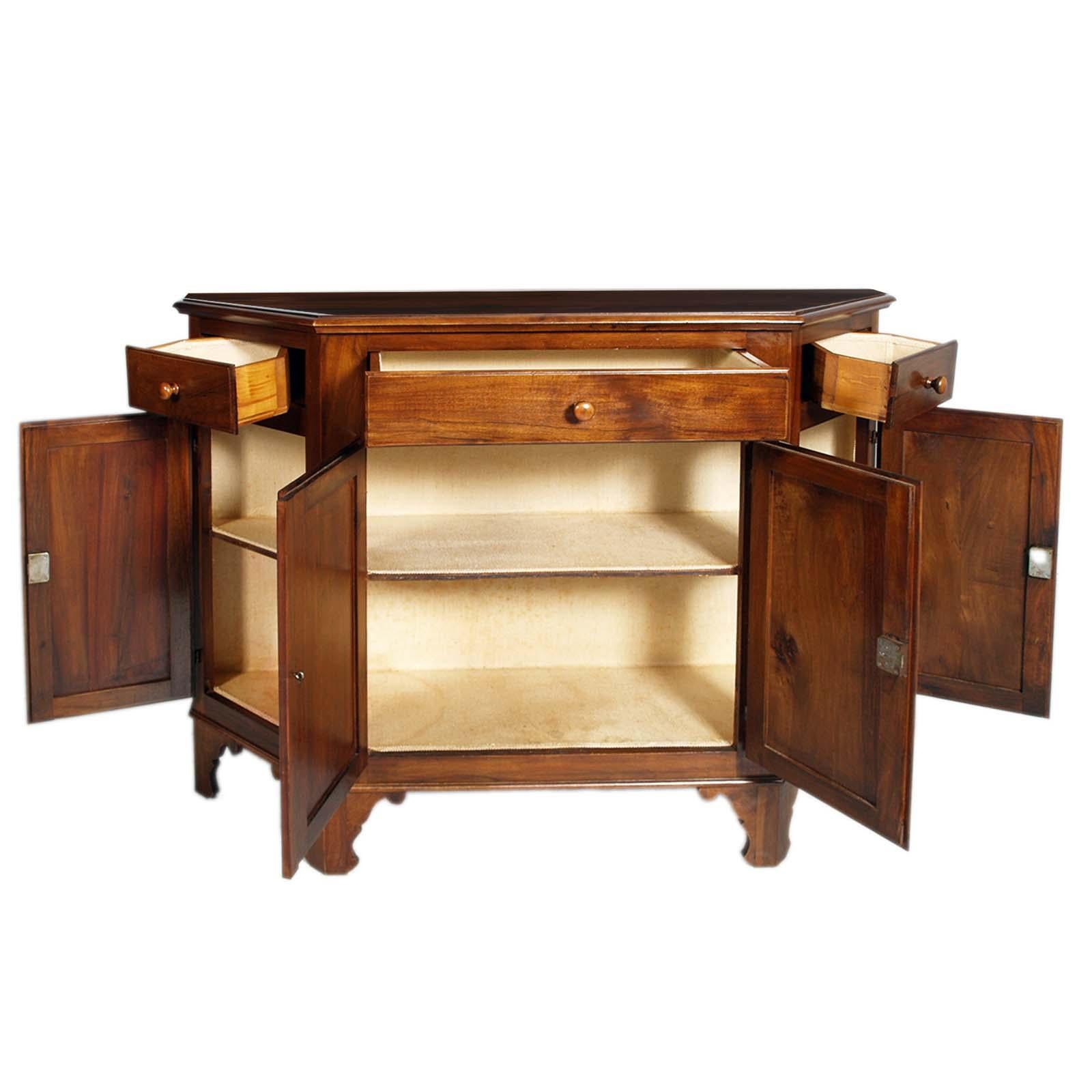 Milieu du XXe siècle Buffet toscan néoclassique en noyer italien 3 tiroirs et 4 portes, début 1900 en vente