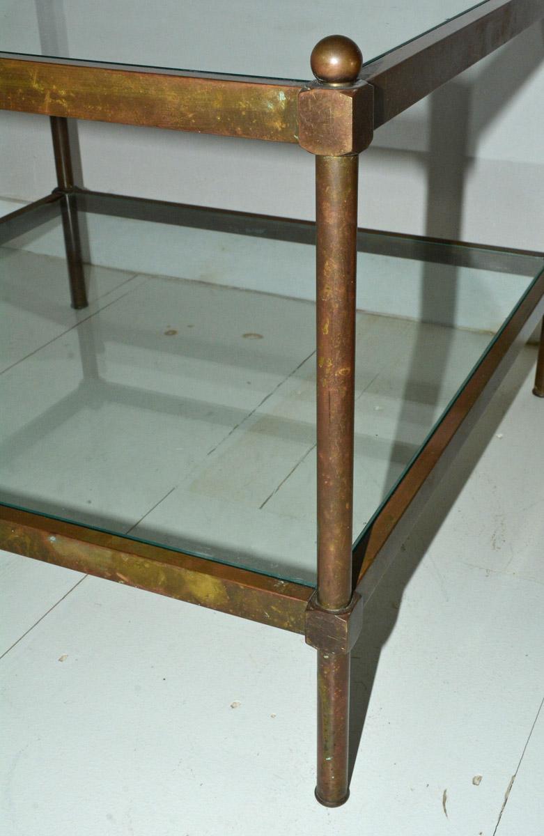 Milieu du XXe siècle Table basse néoclassique à deux niveaux en laiton et verre en vente