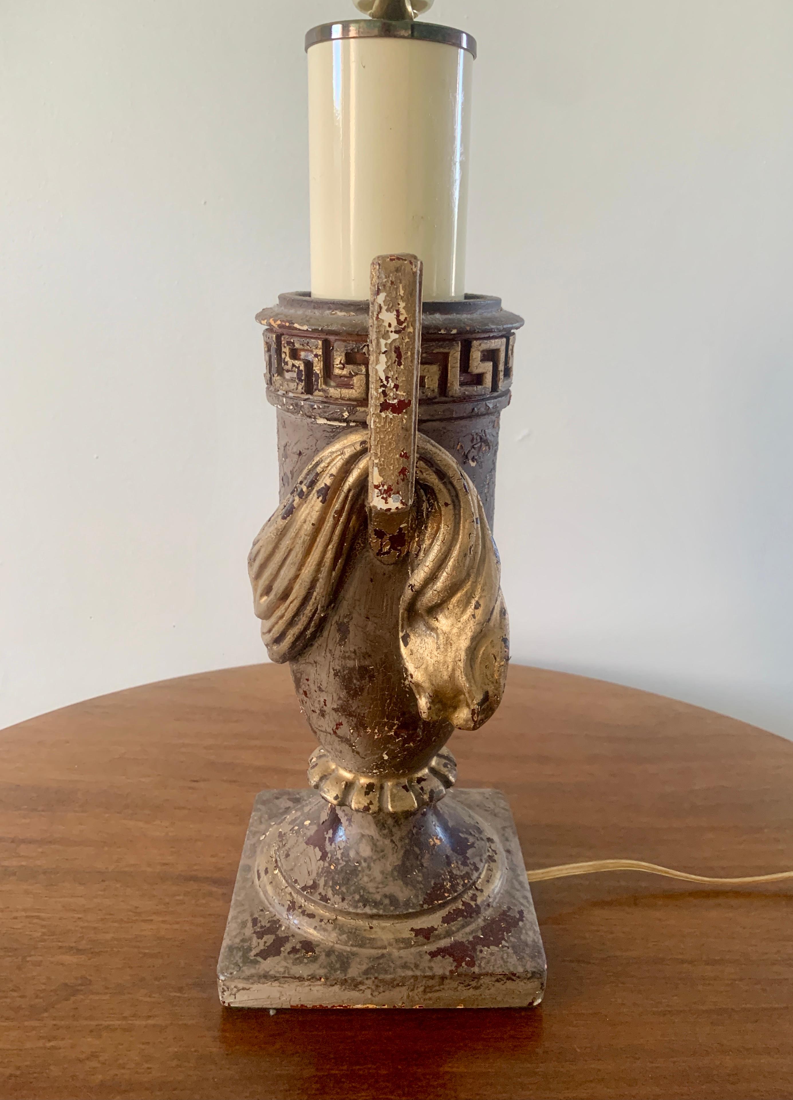 Lampe de bureau néoclassique en forme d'urne à clé grecque en vente 5
