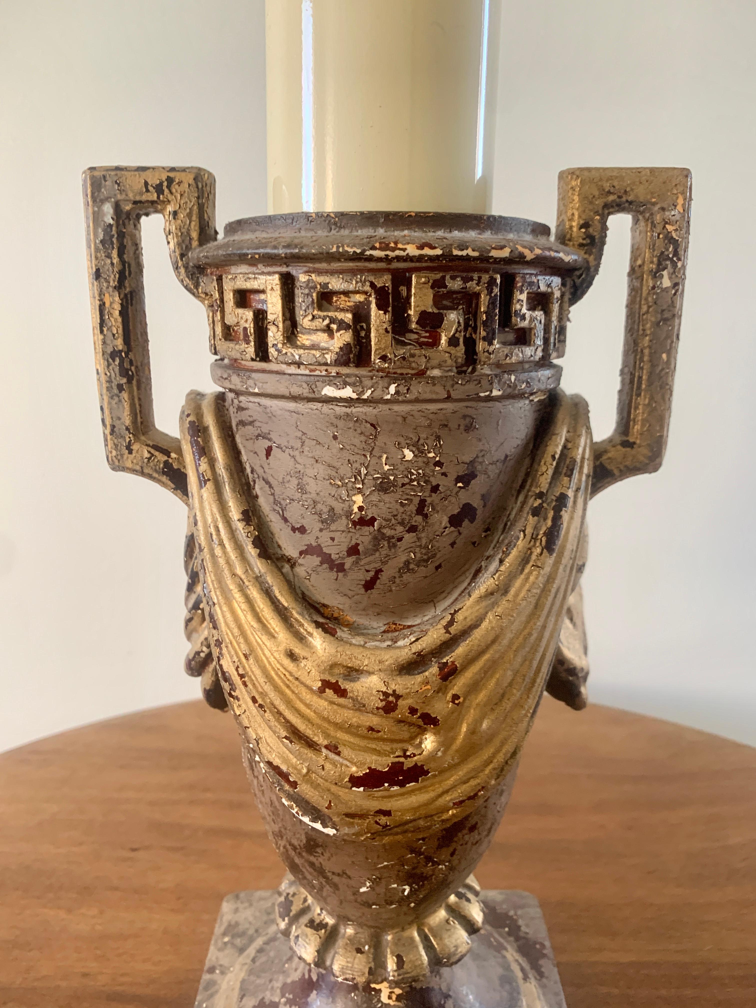 Une magnifique lampe de table de style néoclassique en forme d'urne avec des détails en forme de clé grecque et de houppe.

Mesures : 5,75 
