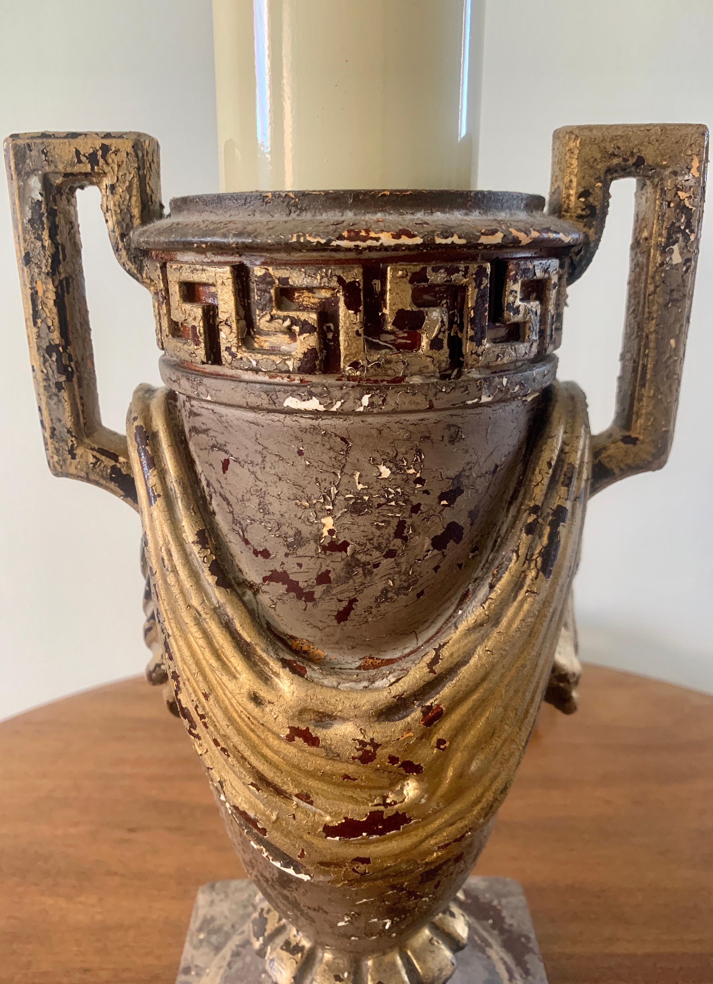 Lampe de bureau néoclassique en forme d'urne à clé grecque Bon état - En vente à Elkhart, IN