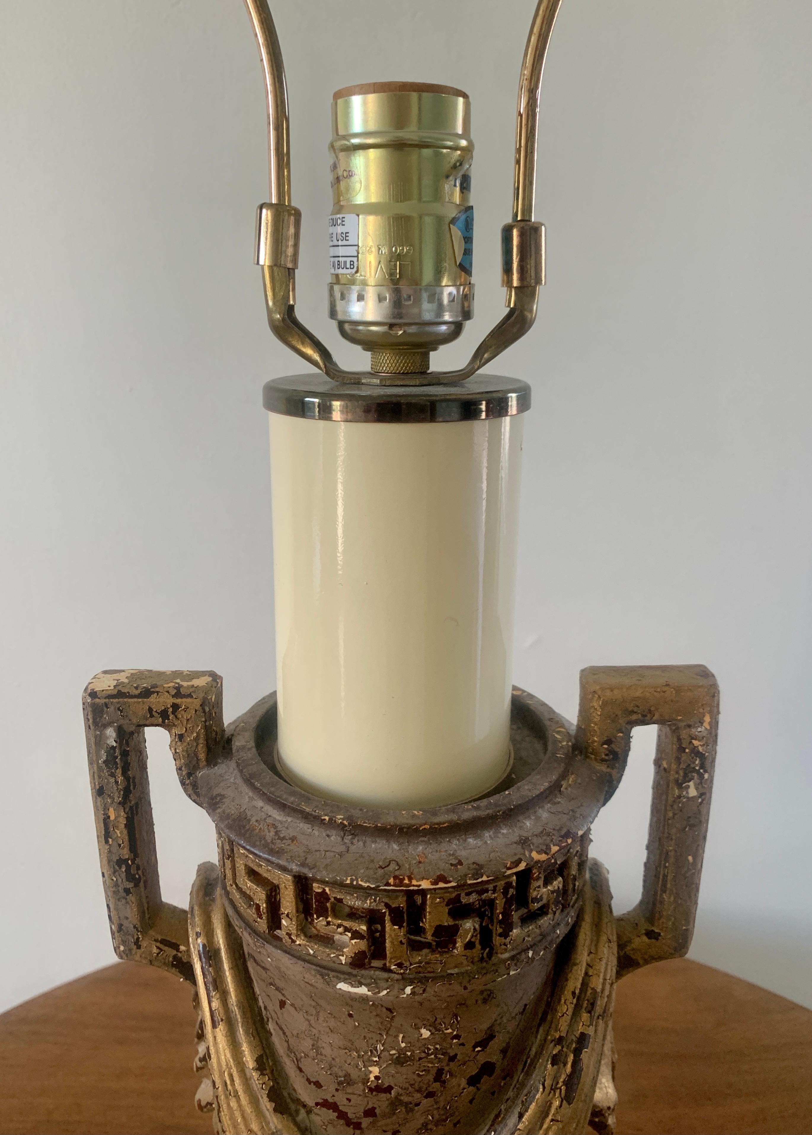 Lampe de bureau néoclassique en forme d'urne à clé grecque en vente 1