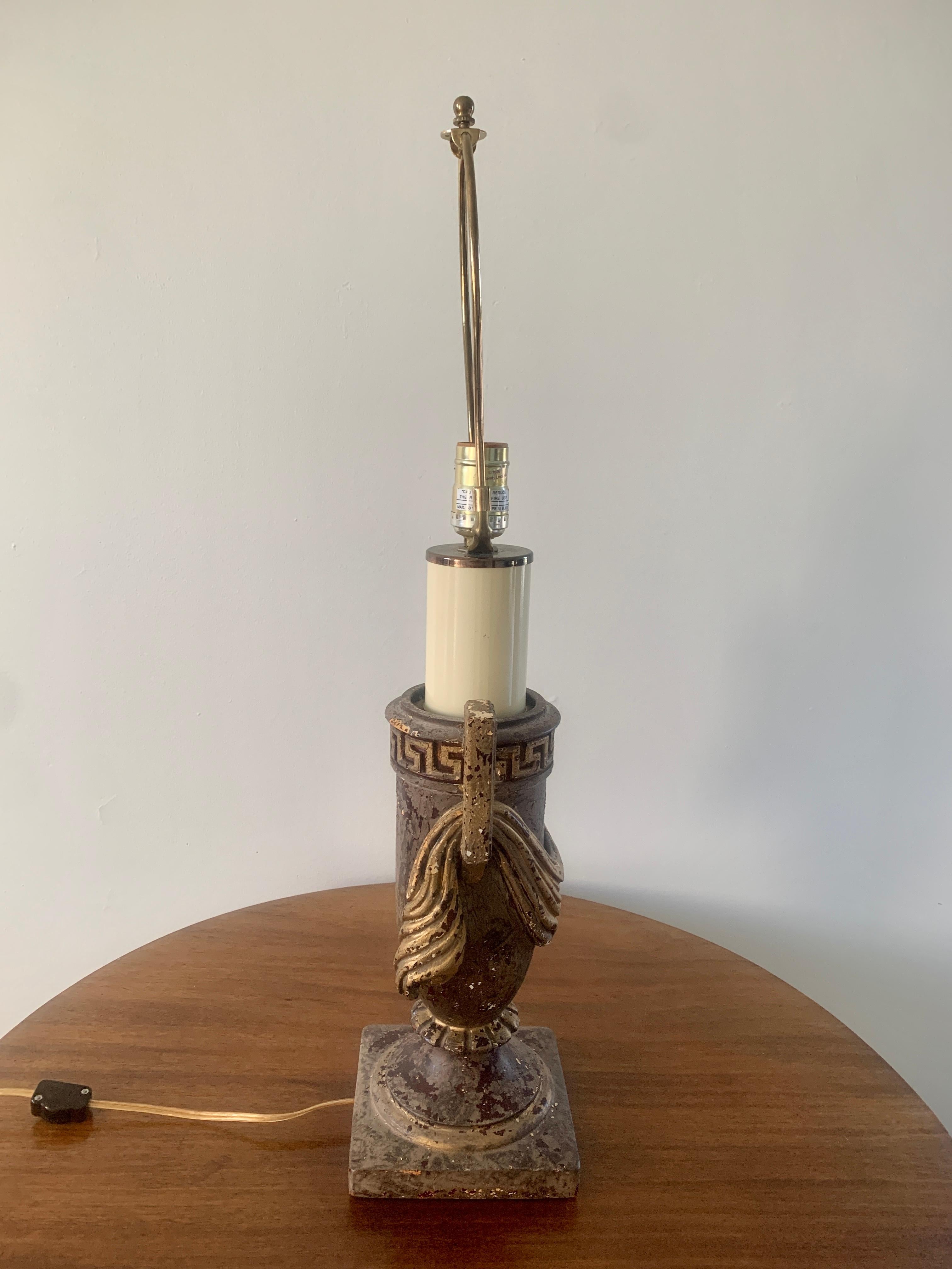 Lampe de bureau néoclassique en forme d'urne à clé grecque en vente 2