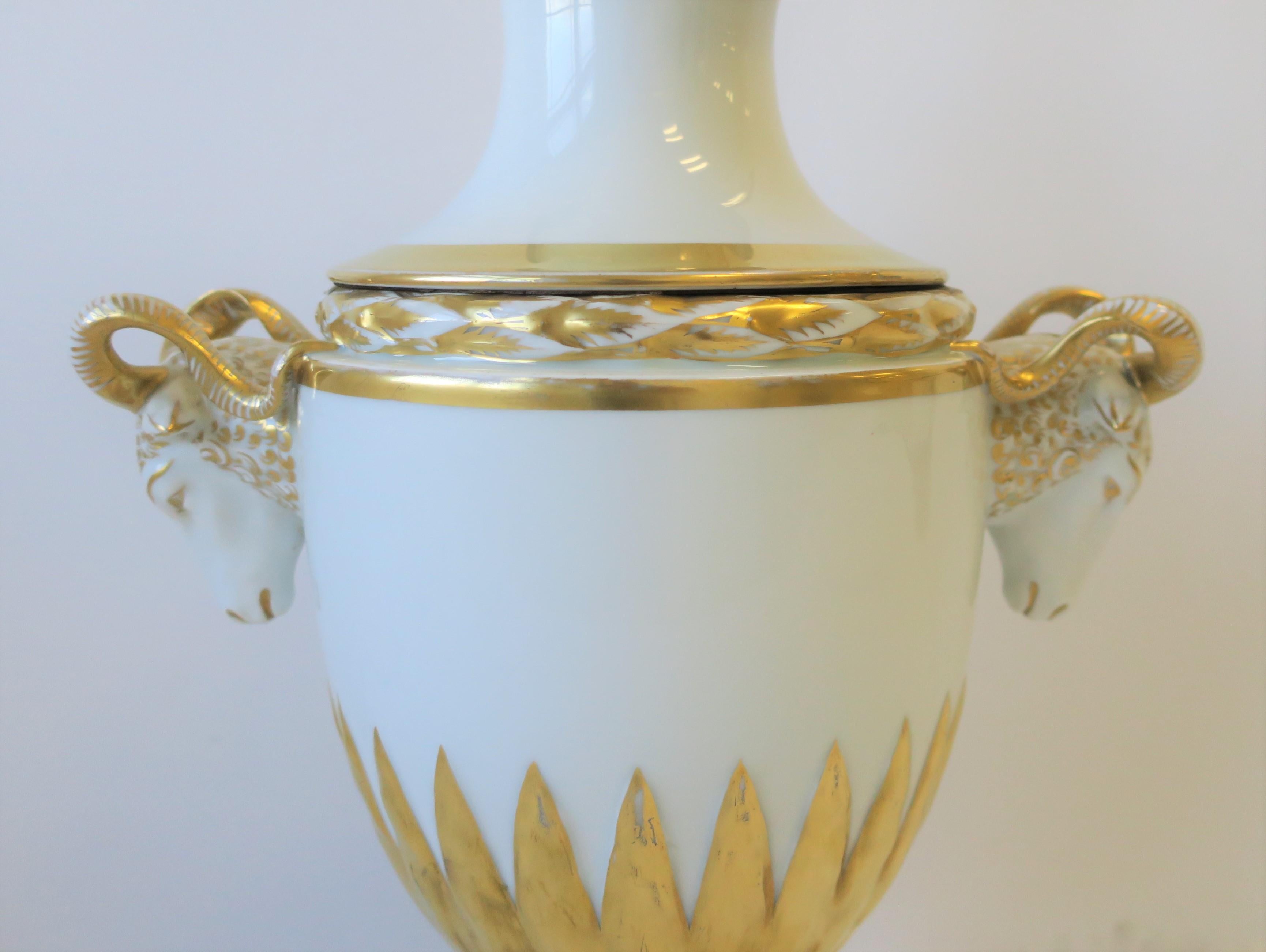 Urnen- und Widderkopf-Tischlampe aus weißem und goldenem Porzellan im Empire-Stil, Deutsch, groß im Angebot 9