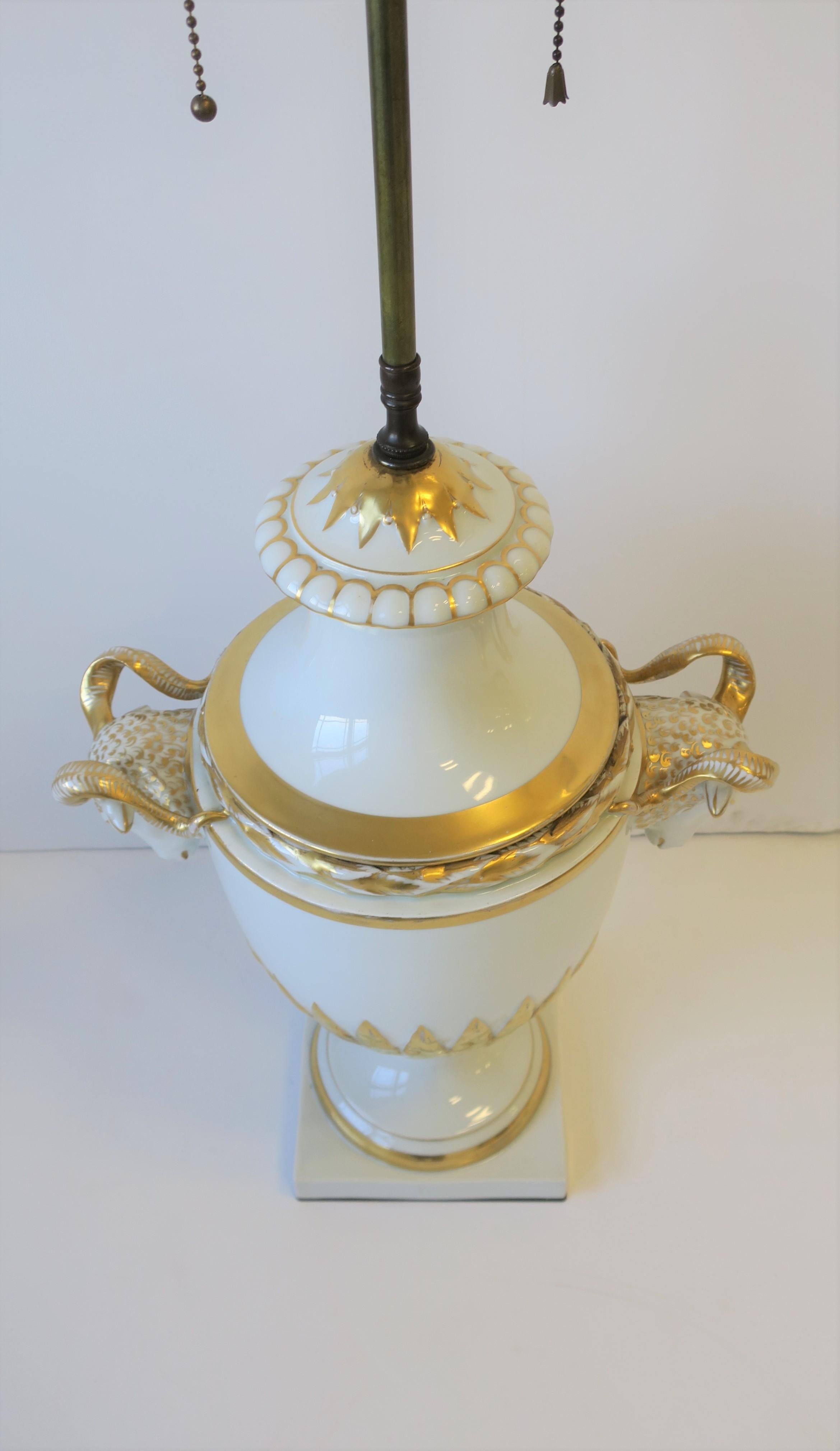 Urnen- und Widderkopf-Tischlampe aus weißem und goldenem Porzellan im Empire-Stil, Deutsch, groß im Angebot 10