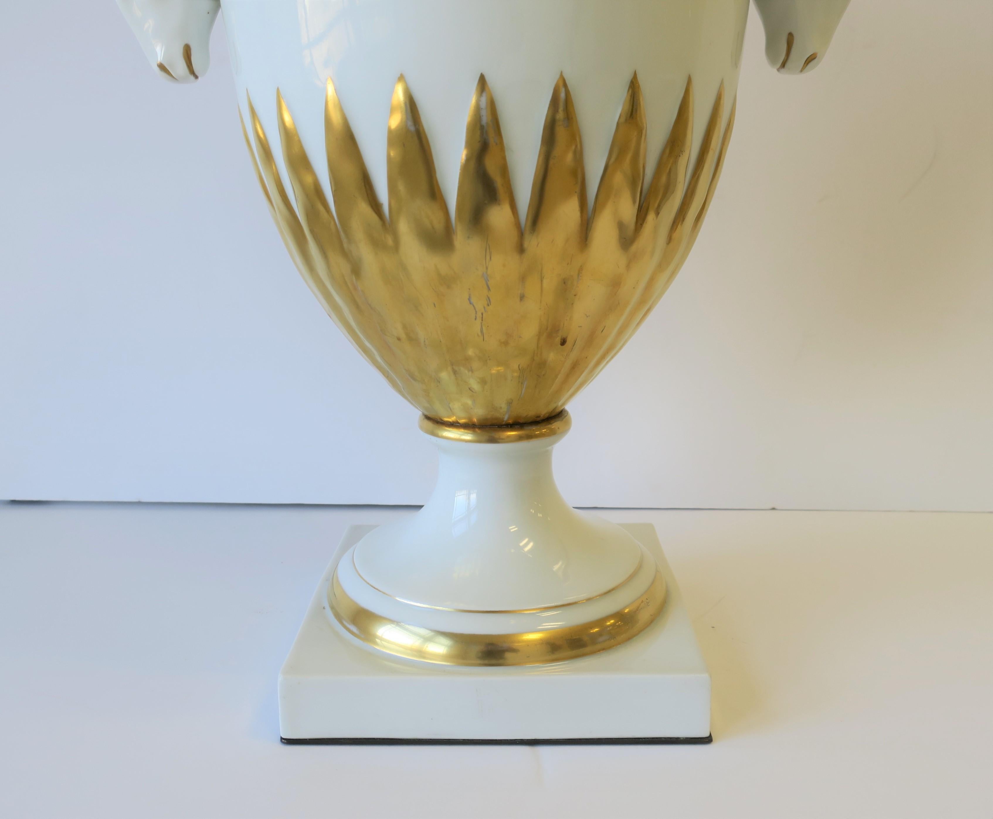 Urnen- und Widderkopf-Tischlampe aus weißem und goldenem Porzellan im Empire-Stil, Deutsch, groß im Angebot 14