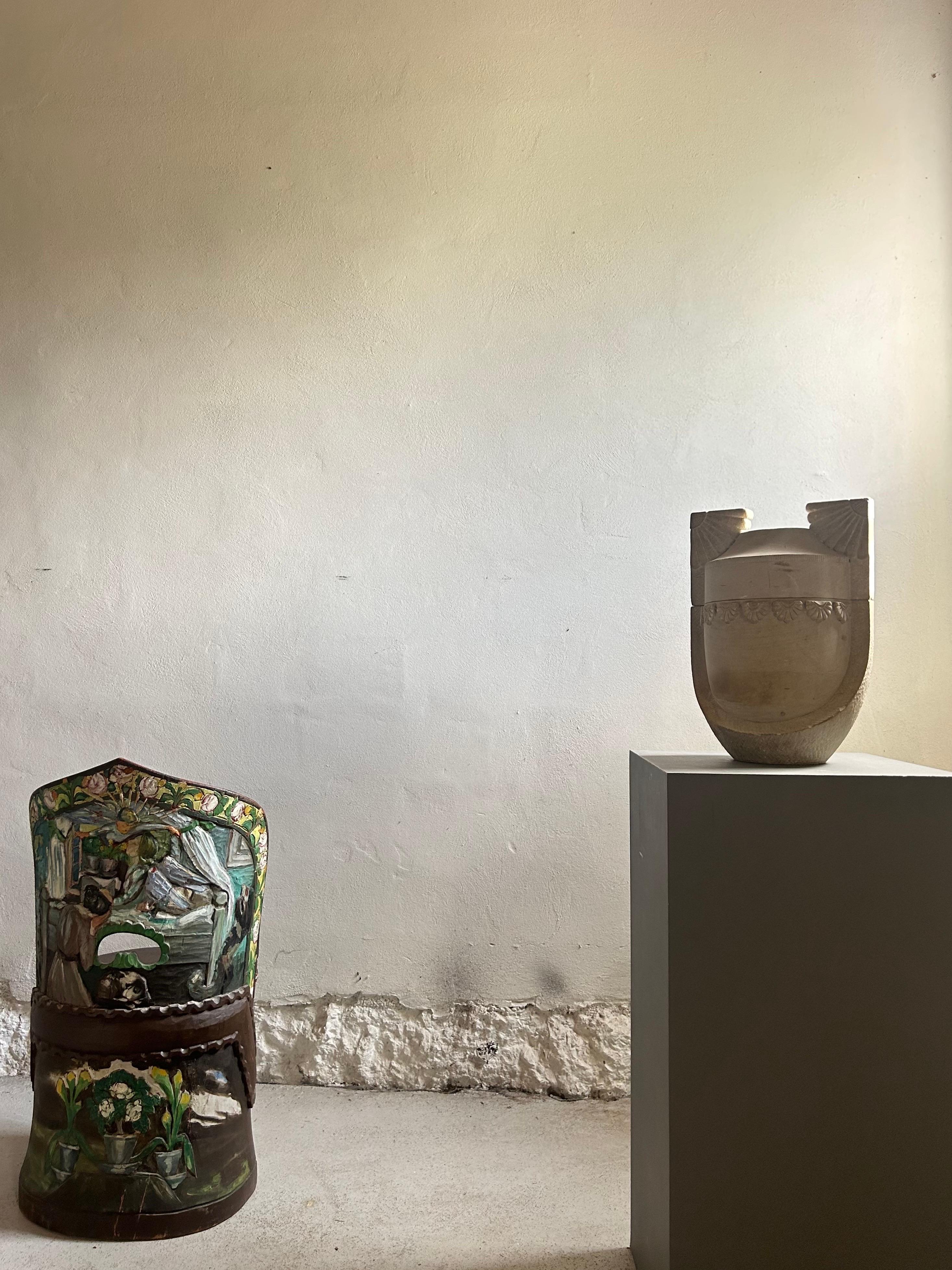 Rara e forse unica urna neoclassica in marmo massiccio realizzata in Danimarca negli anni '60 del XIX secolo.
L'urna è un oggetto decorativo perfetto per qualsiasi stile di interni, da quelli classici neoclassici a quelli più moderni in stile