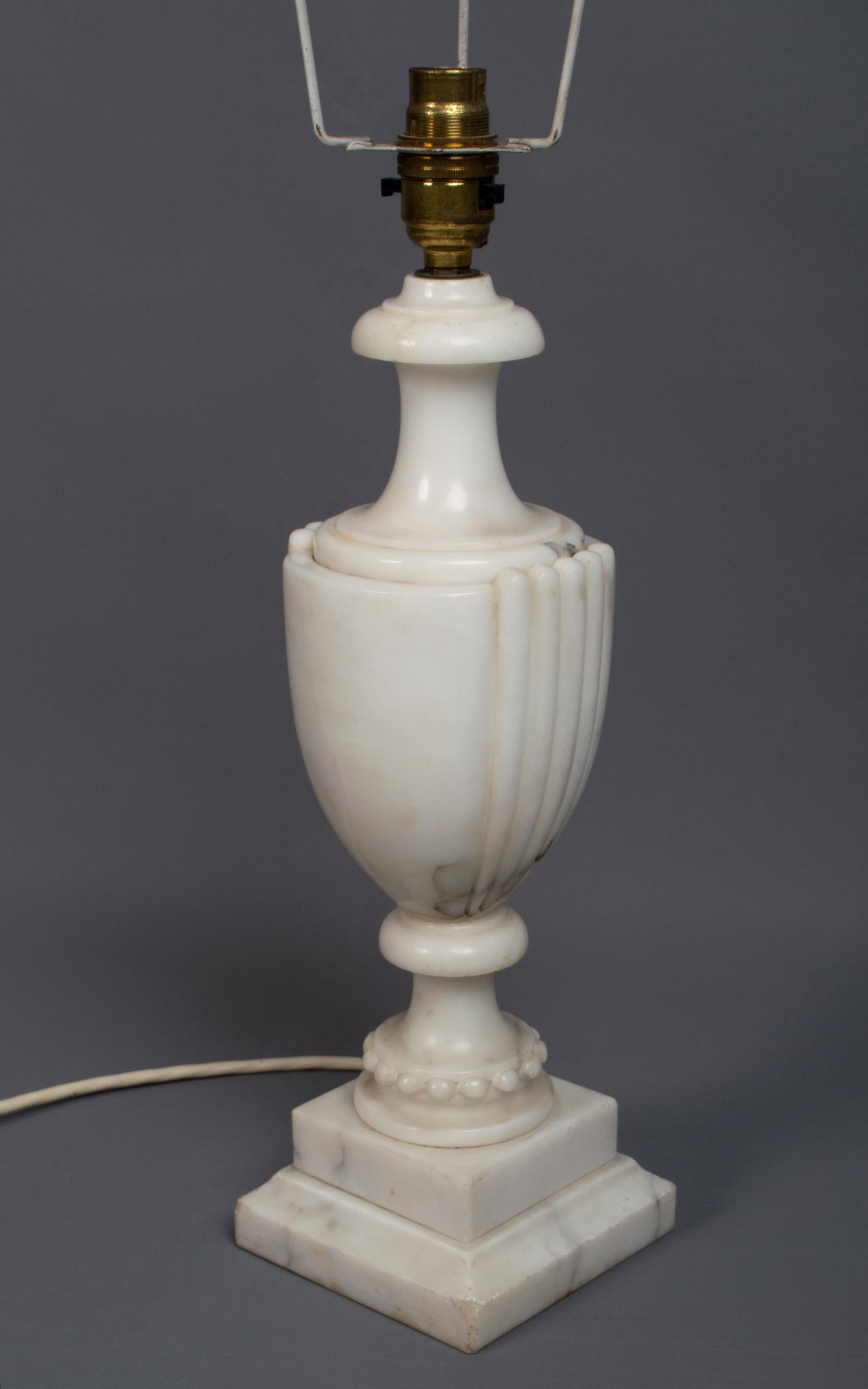 Neoclassical urn shaped marble table lamp Italy, C.1950

Neoclassical urn form table lamp. Veined marble example on a stepped square base.

In very good condition commensurate with age, minor signs of wear to corners of base.

Lamp shade not
