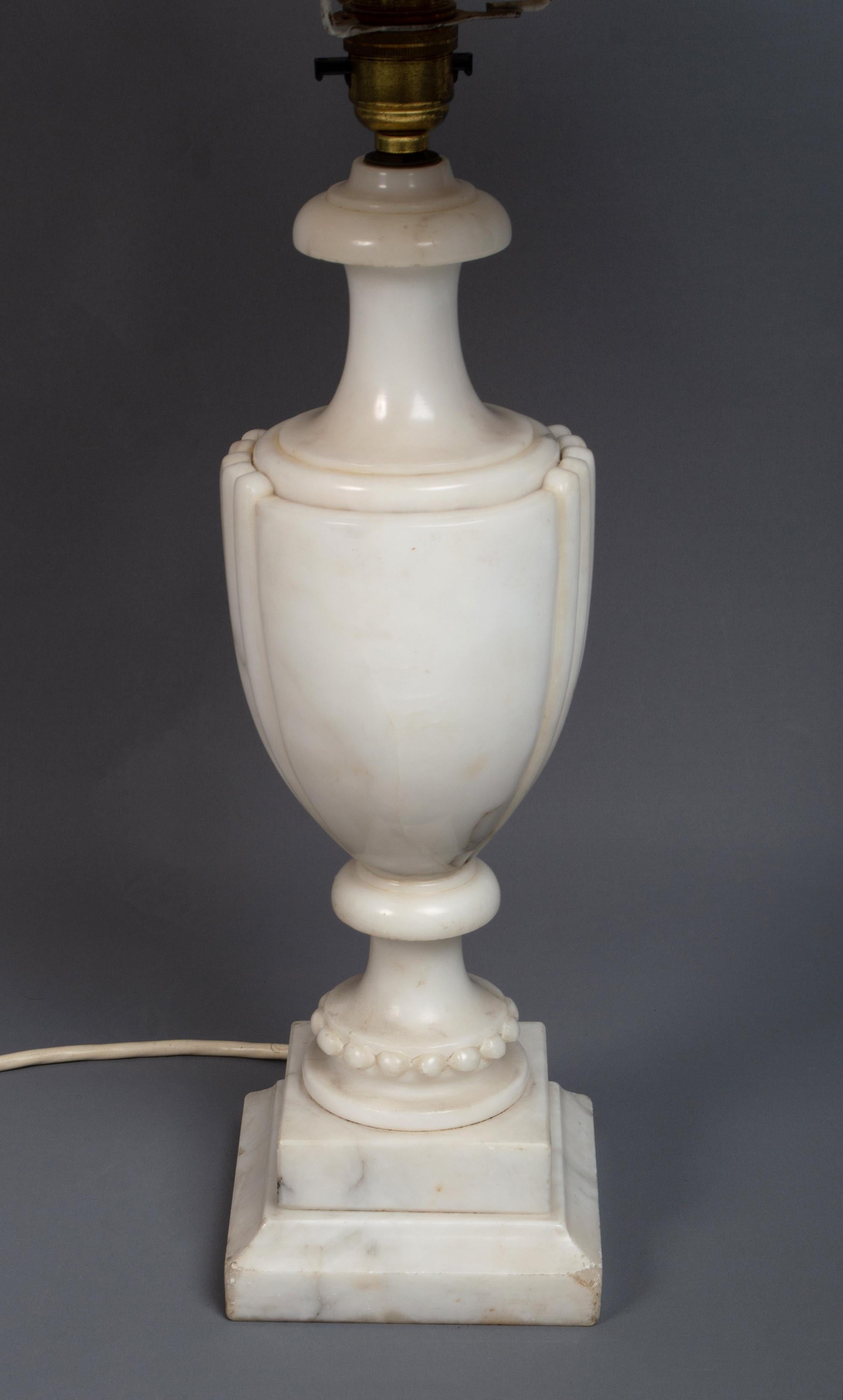 Italian Neoclassical Urn Shaped Marble Table Lamp Italy, C.1950 For Sale