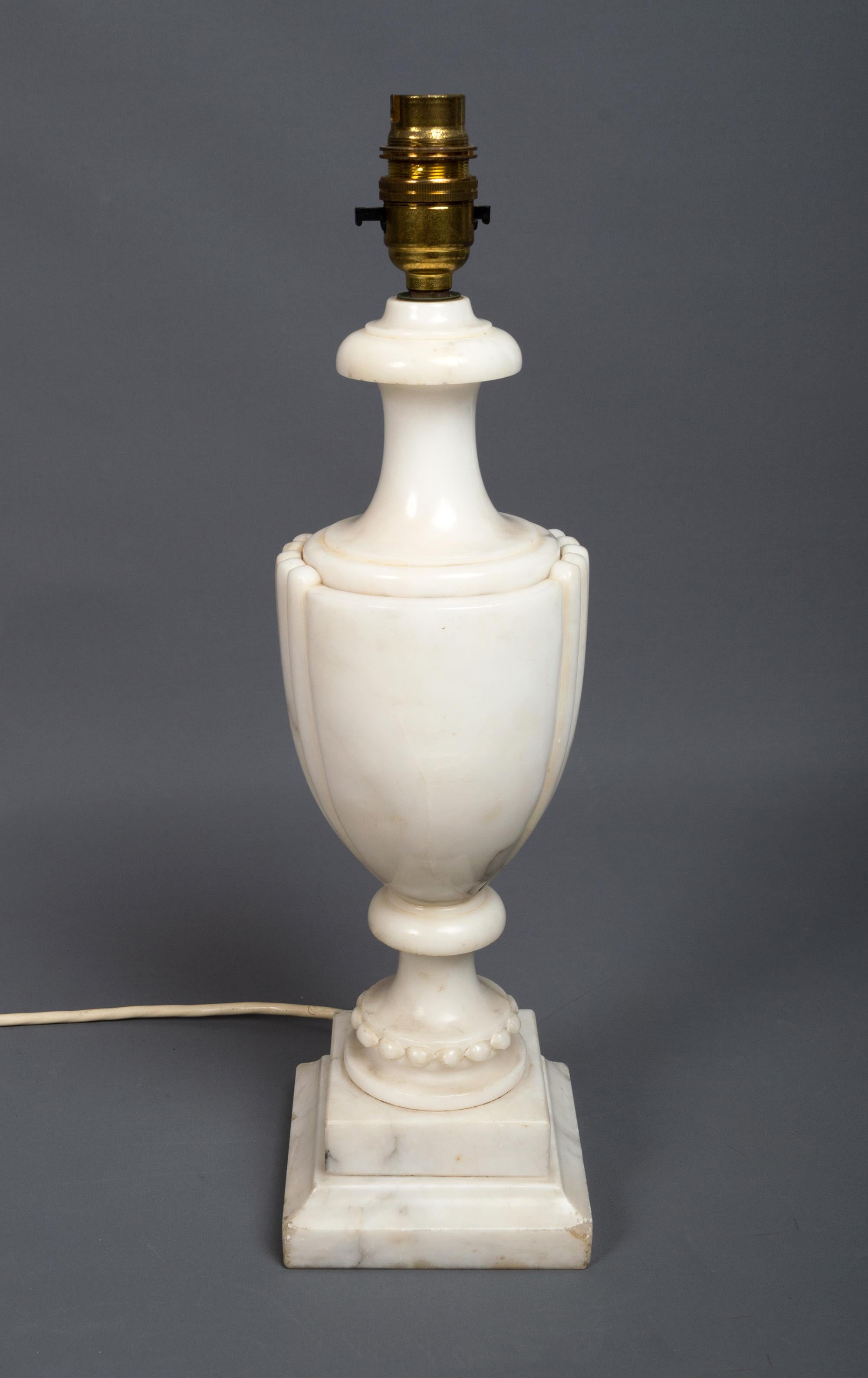 italien Lampe de bureau noclassique en forme d'urne en marbre, Italie, C.1950 en vente