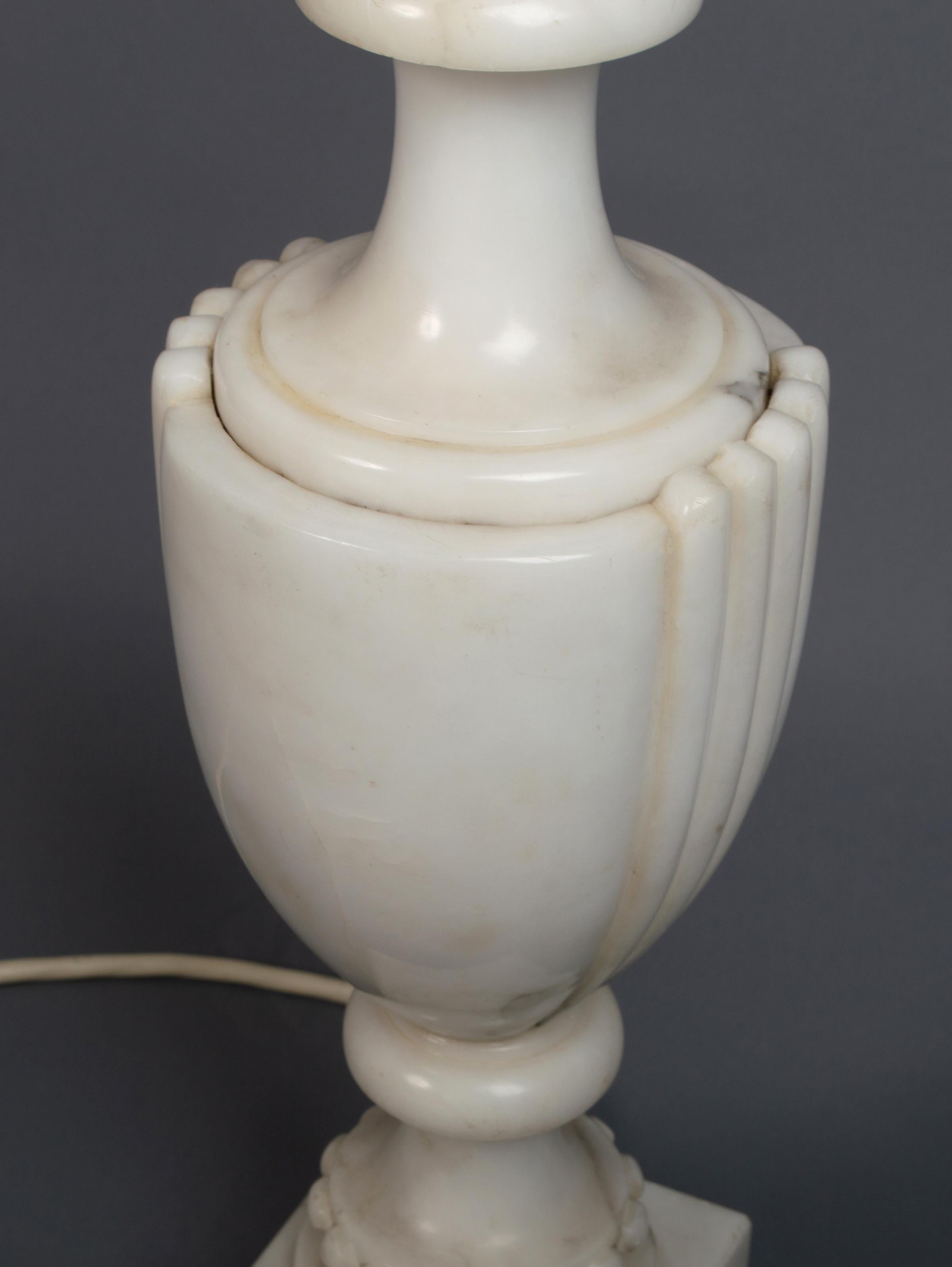 Neoklassizistische Urnenfrmige Marmor-Tischlampe, Italien, um 1950 (20. Jahrhundert) im Angebot