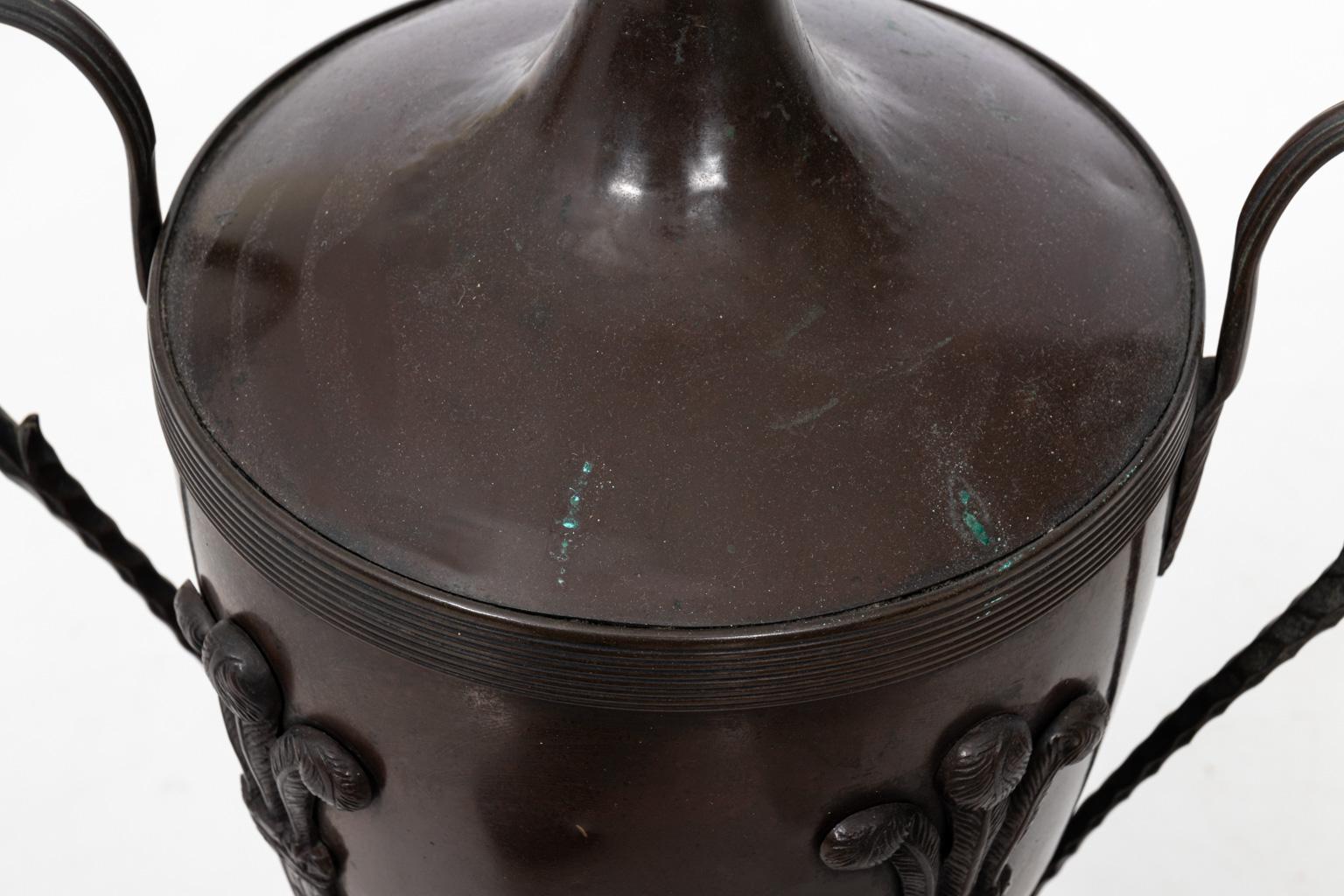 Lampe en forme d'urne de style néoclassique:: vers le 20e siècle. Sur le corps figure un motif symbolisant le prince de Galles:: représenté par trois plumes d'autruche. Veuillez noter l'usure correspondant à l'âge:: y compris les bosses et les